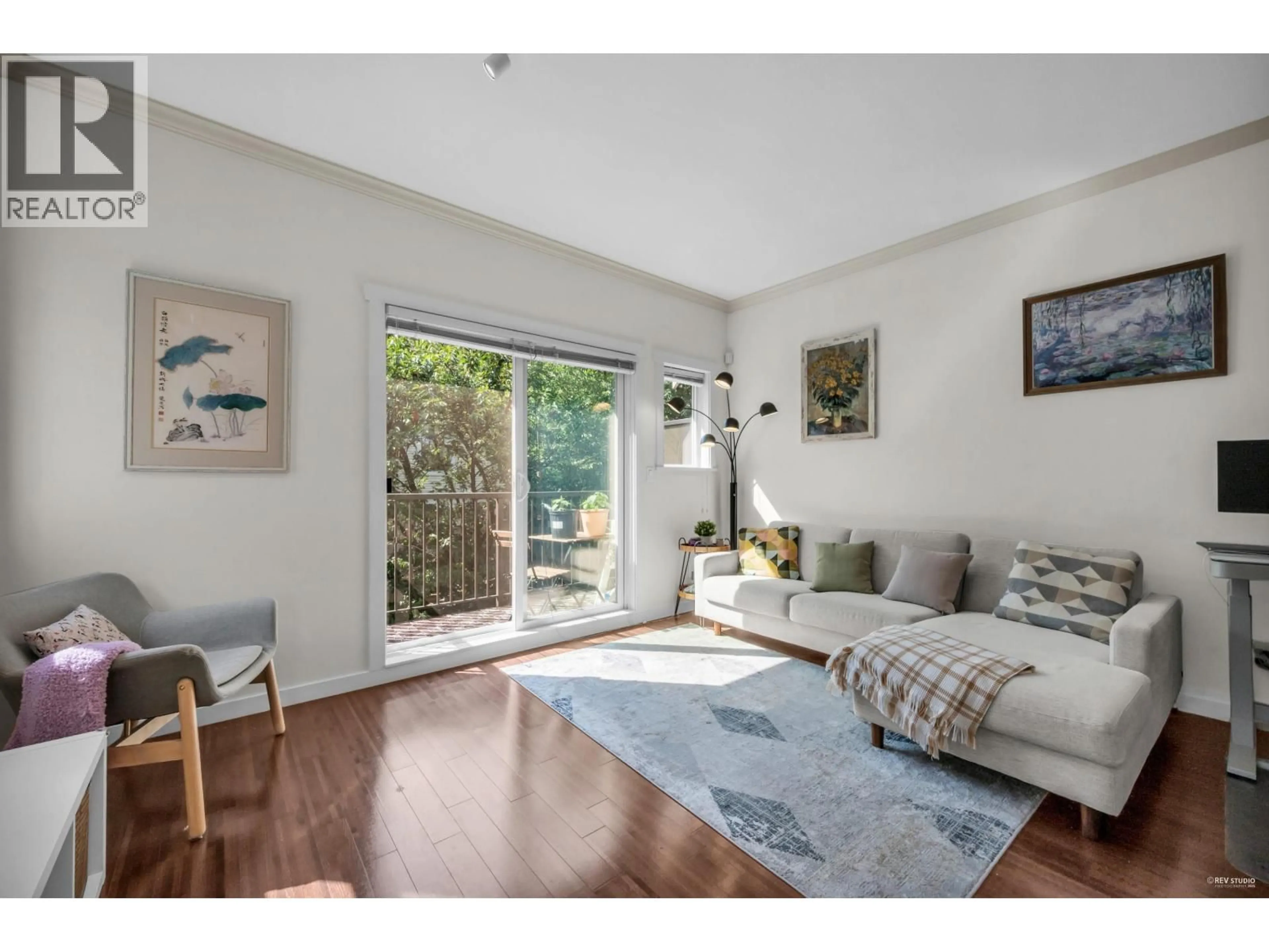 Living room with furniture, wood/laminate floor for 10 - 6888 RUMBLE STREET, Burnaby British Columbia V5E1A8