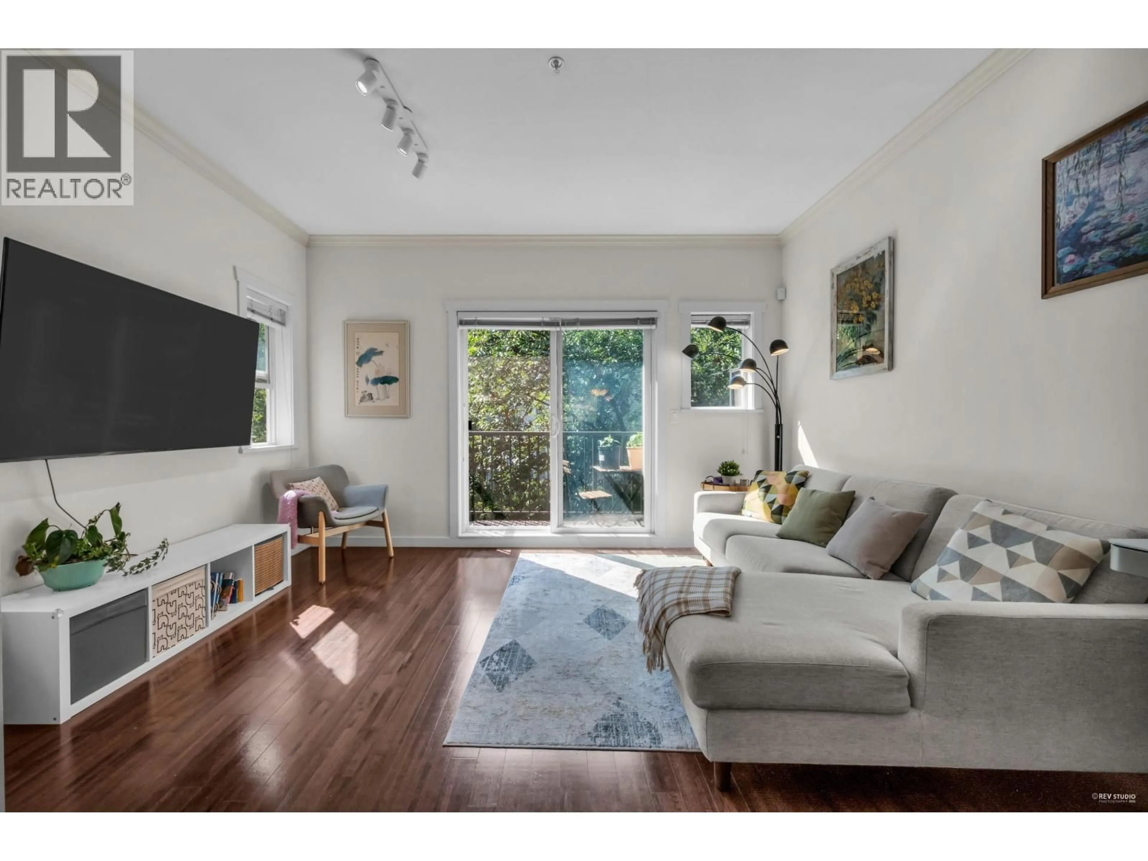 Living room with furniture, wood/laminate floor for 10 - 6888 RUMBLE STREET, Burnaby British Columbia V5E1A8