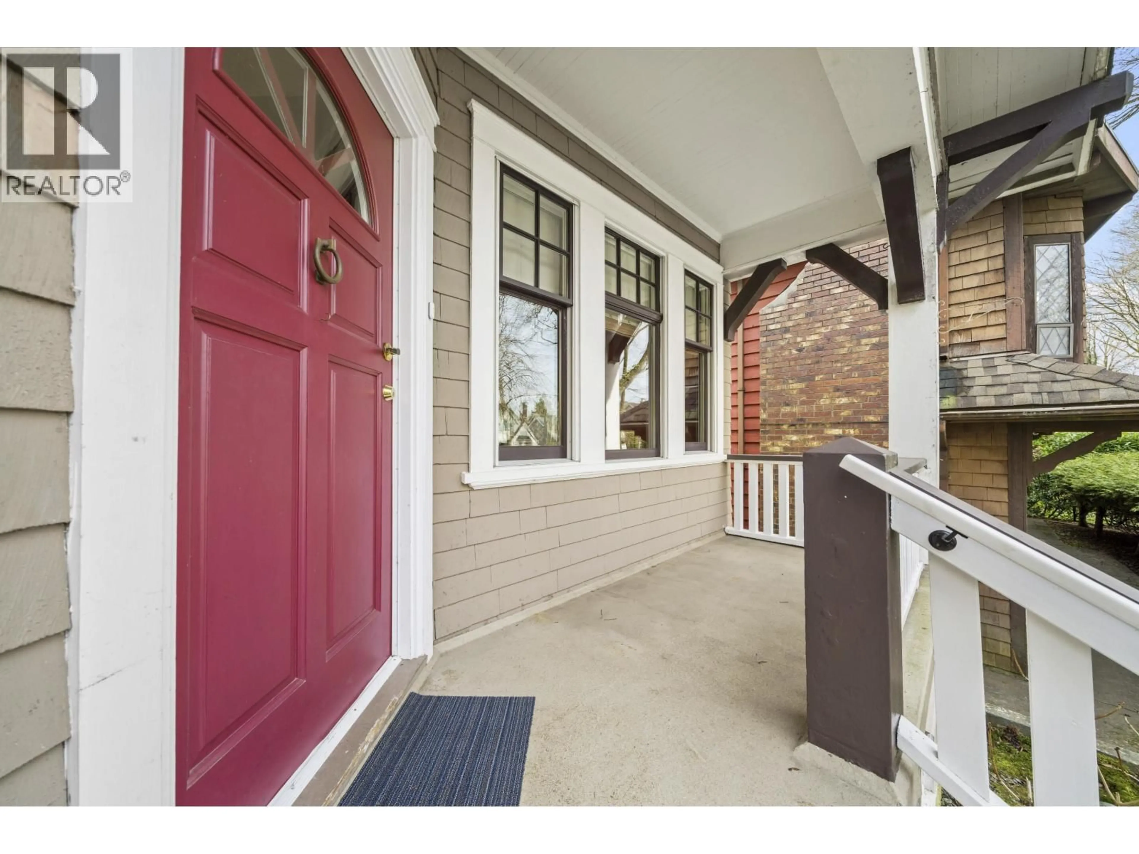 Indoor entryway for 1928 13TH AVENUE, Vancouver British Columbia V6J2H6