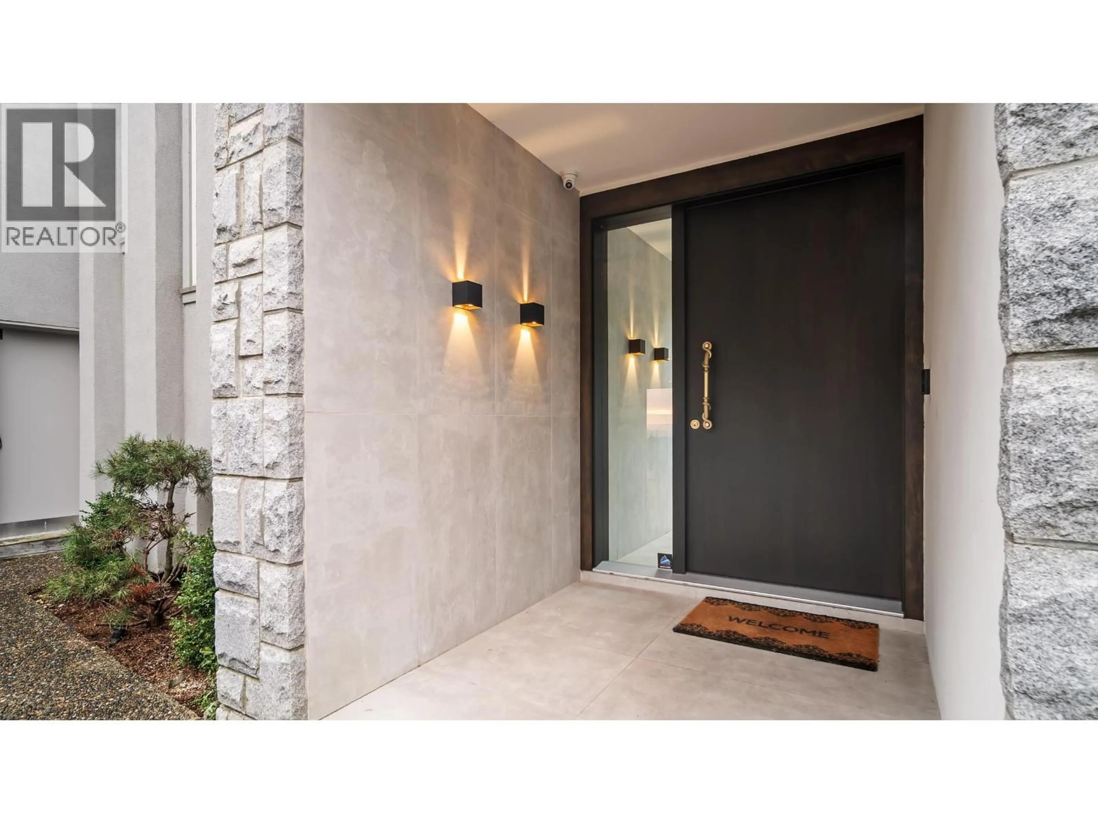 Indoor entryway for 1439 CHIPPENDALE ROAD, West Vancouver British Columbia V7S2N7