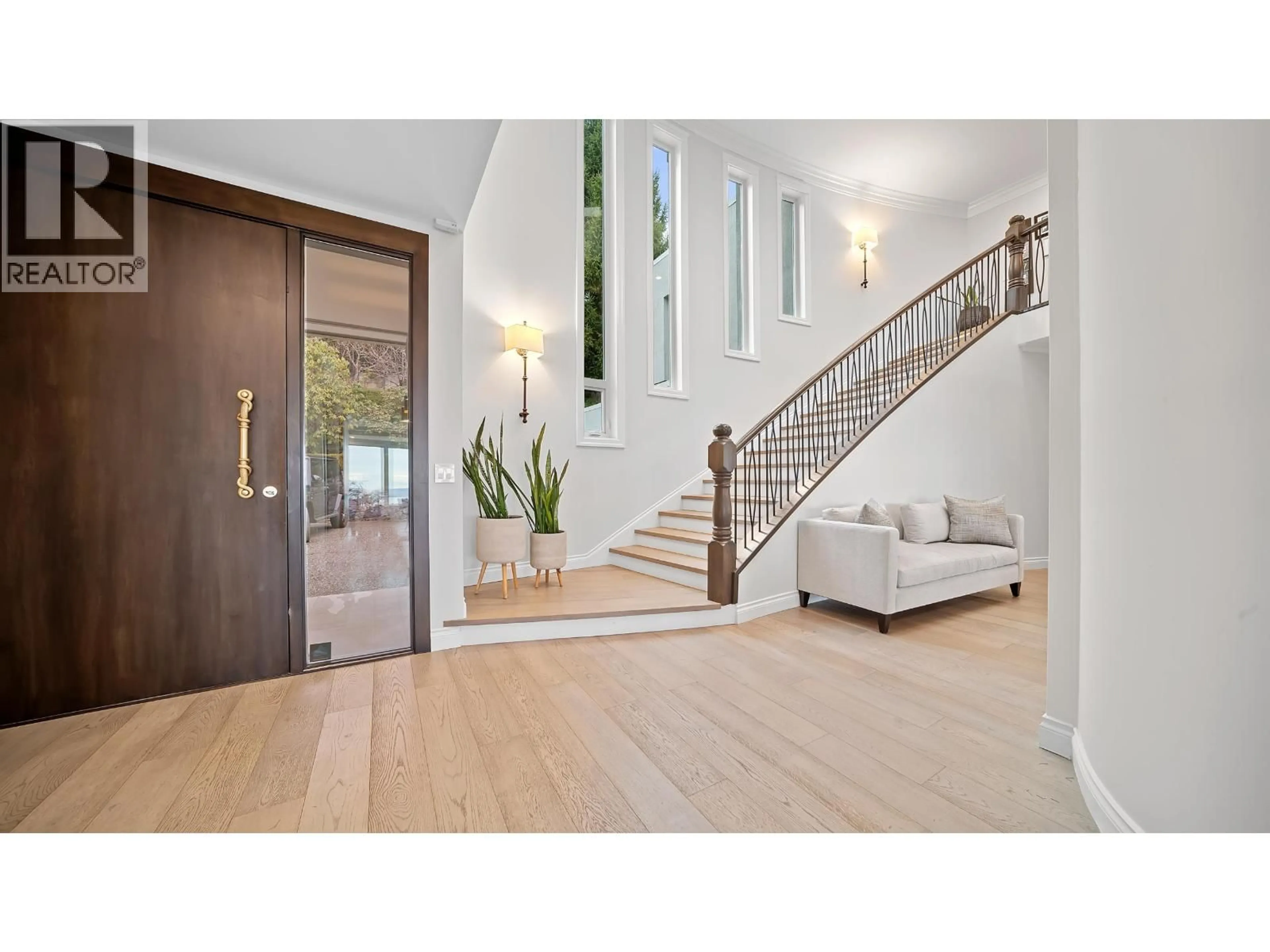 Indoor entryway for 1439 CHIPPENDALE ROAD, West Vancouver British Columbia V7S2N7