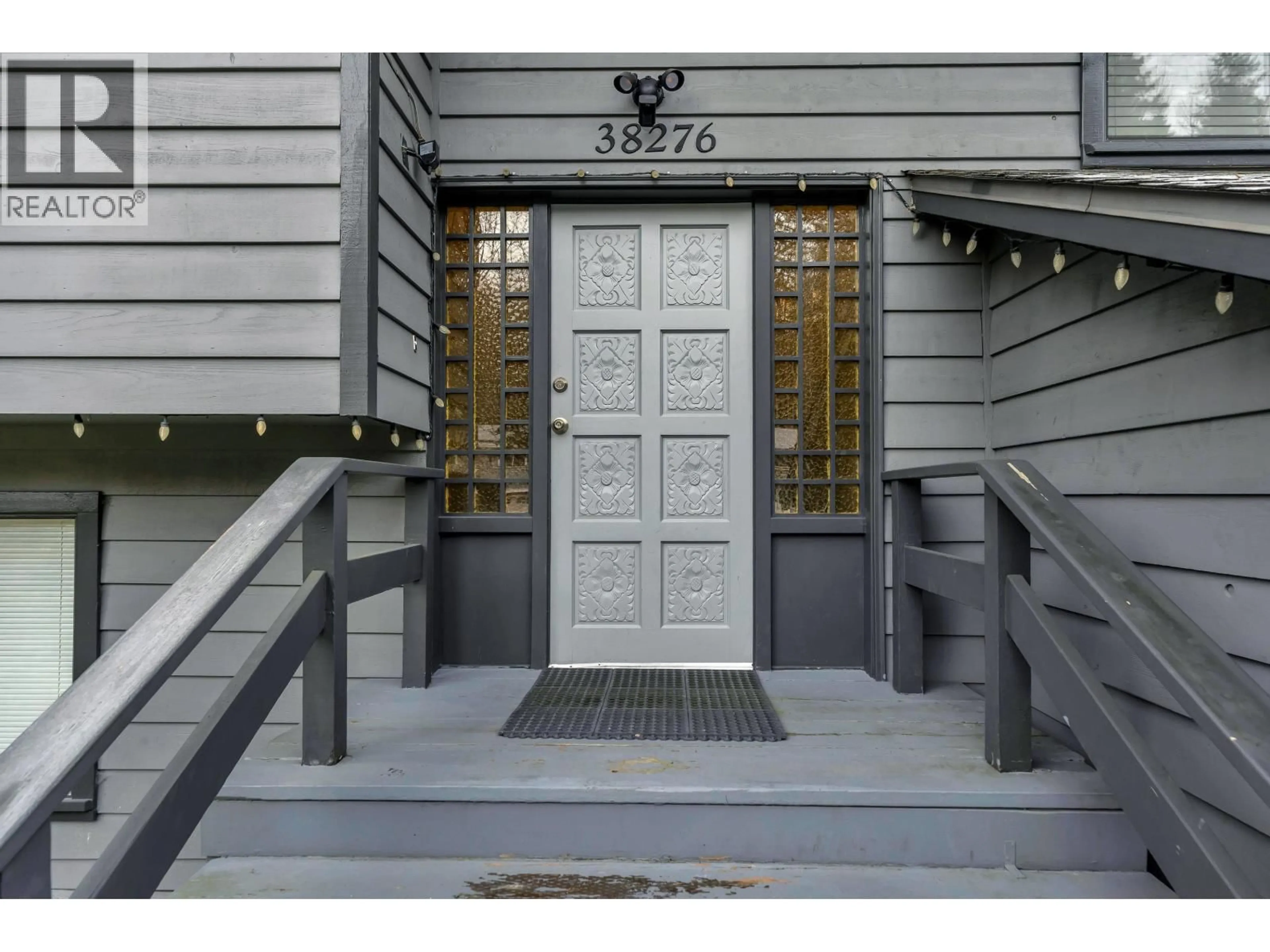 Indoor foyer for 38276 MYRTLEWOOD CRESCENT, Squamish British Columbia V8B0W4