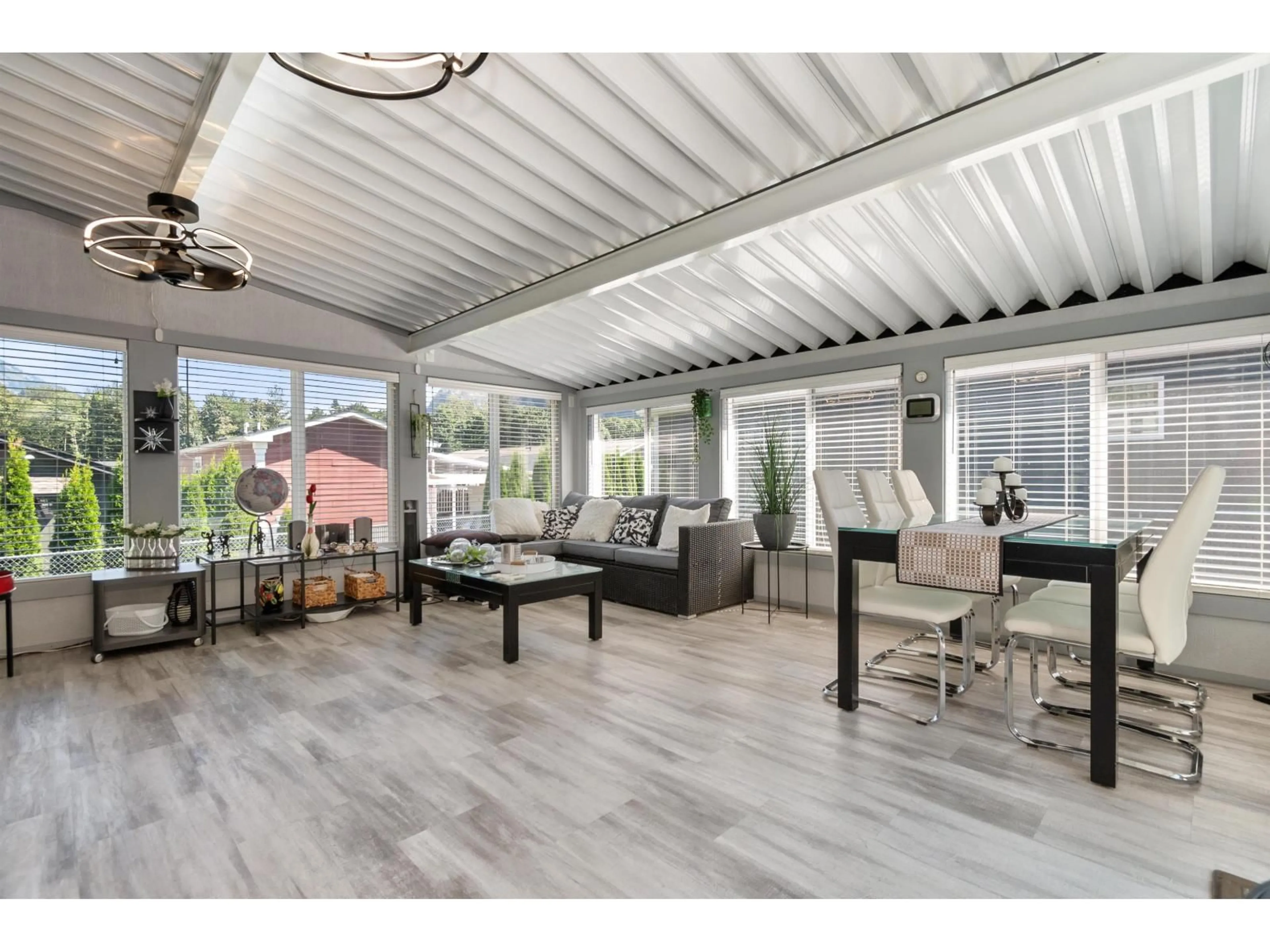 Living room with furniture, wood/laminate floor for 21 - 59060 LOUGHEED HIGHWAY, Agassiz British Columbia V0X1L3