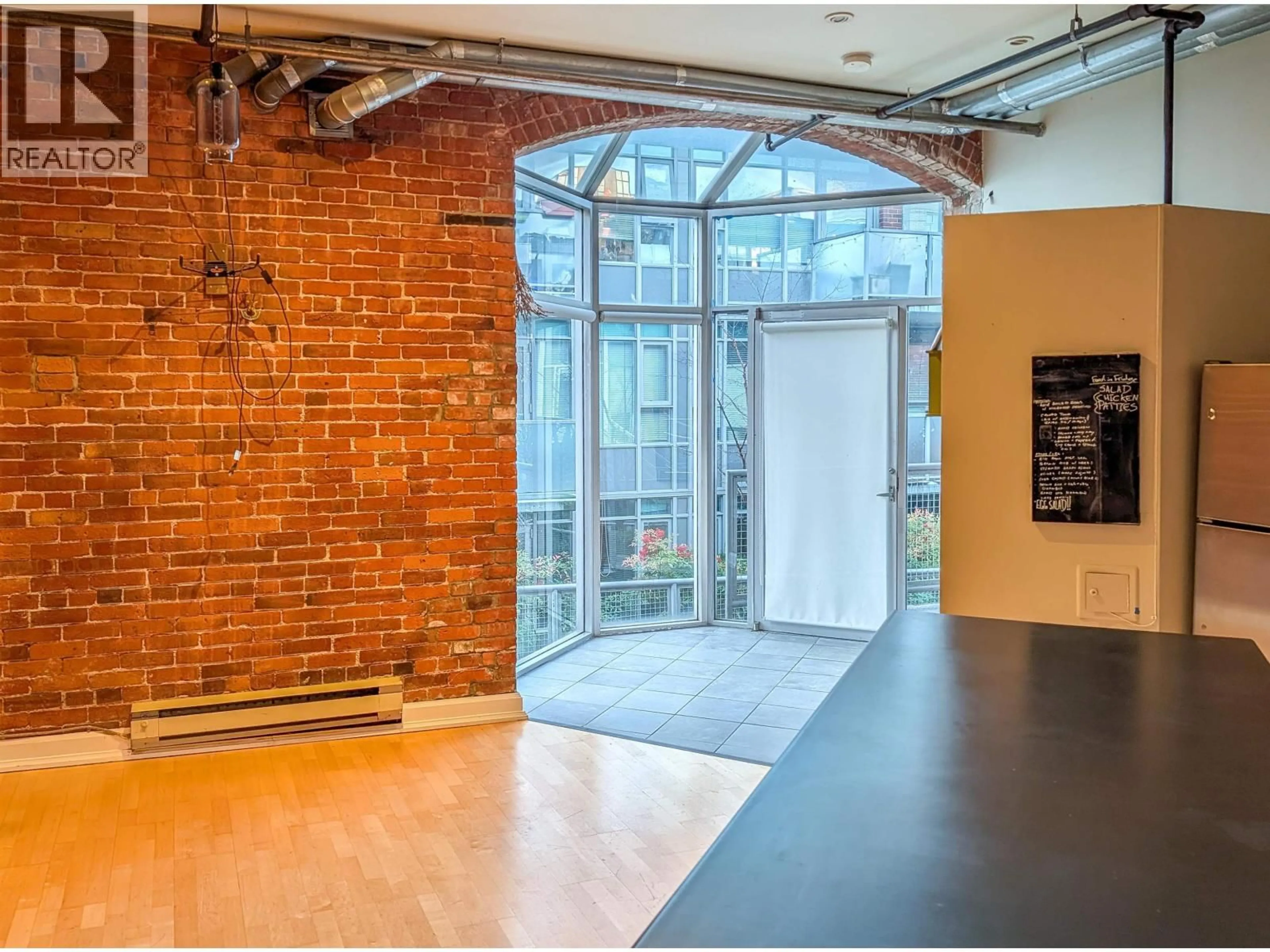 Indoor foyer for 11 - 280 6TH AVENUE, Vancouver British Columbia V5T1J8