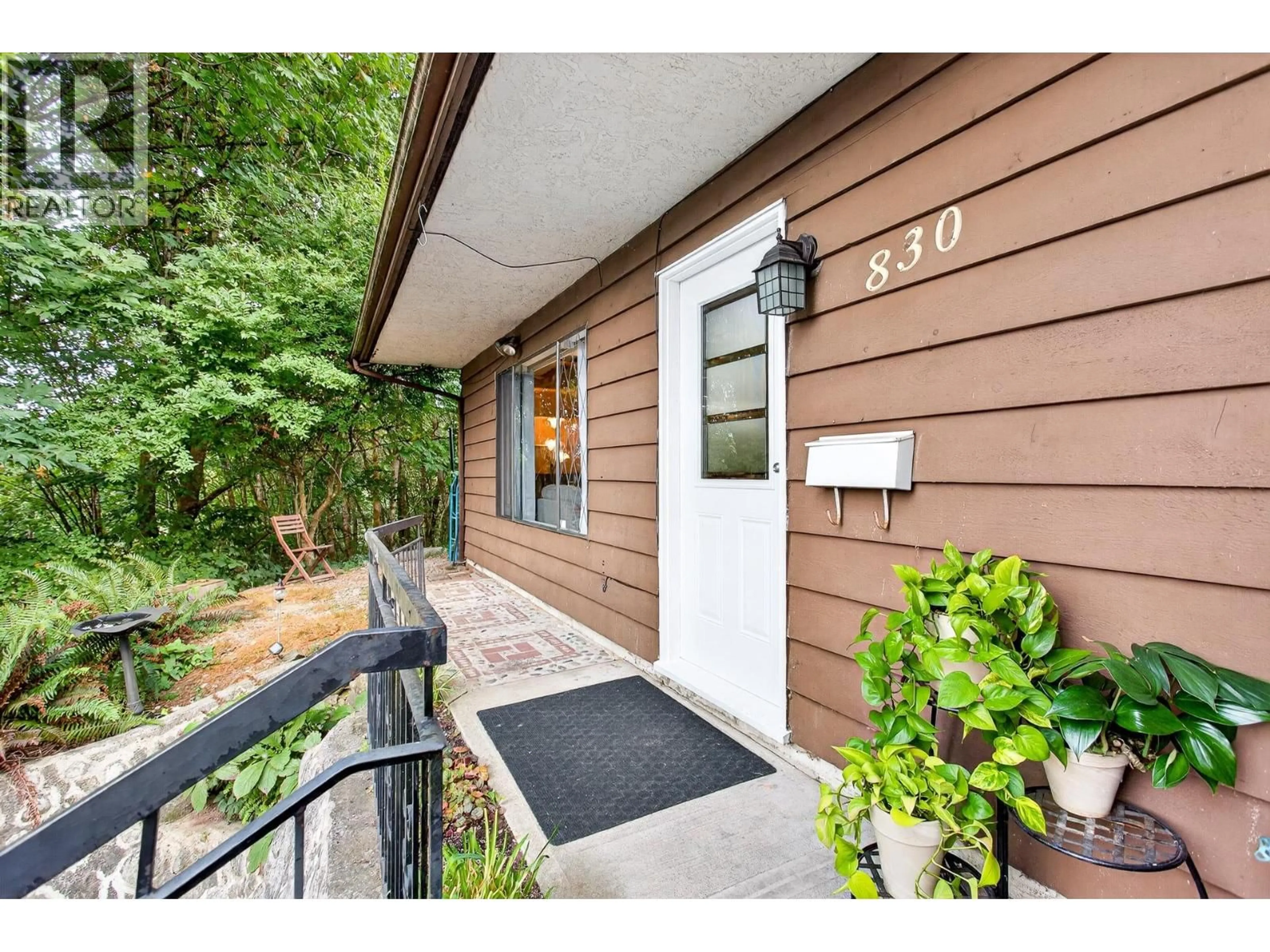 Indoor entryway for 830 INGERSOLL AVENUE, Coquitlam British Columbia V3J4L9