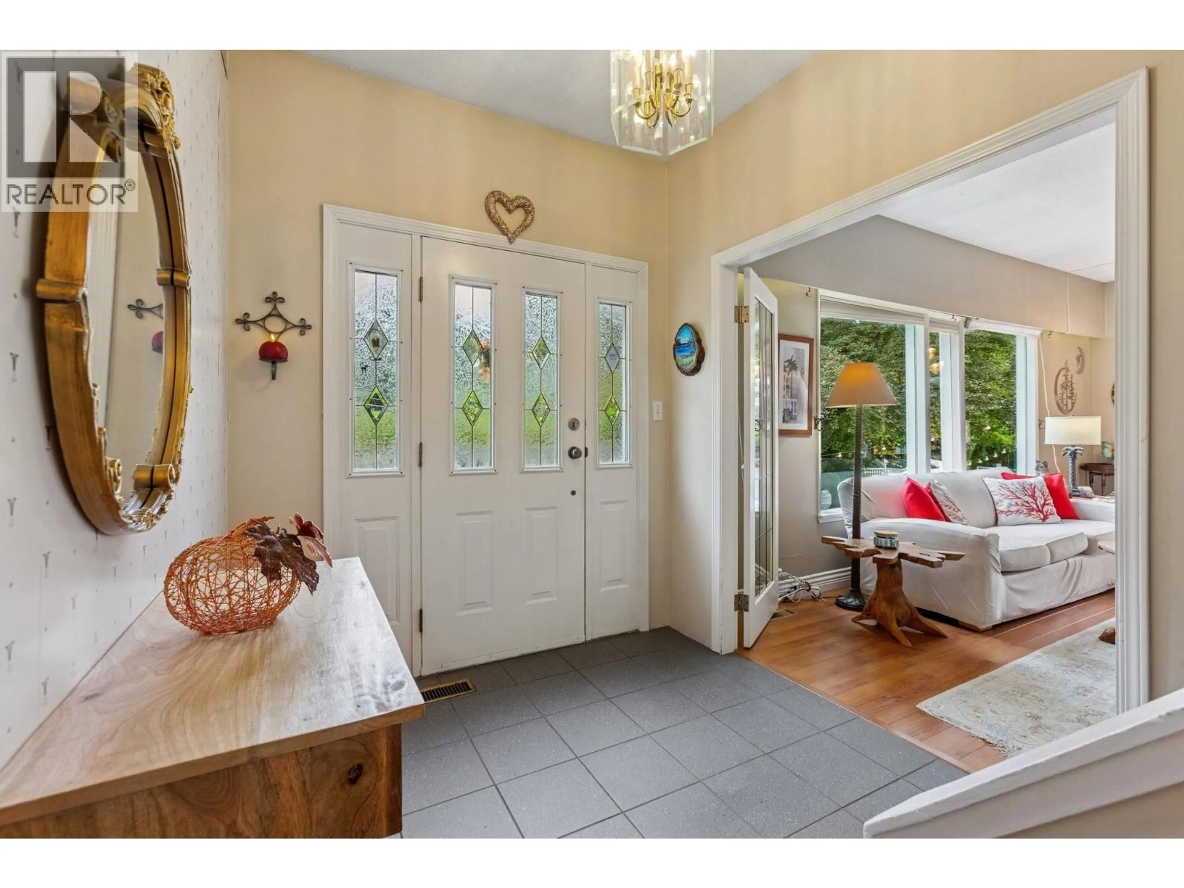 Indoor entryway for 5607 EAGLE HARBOUR ROAD, West Vancouver British Columbia V7W1P4