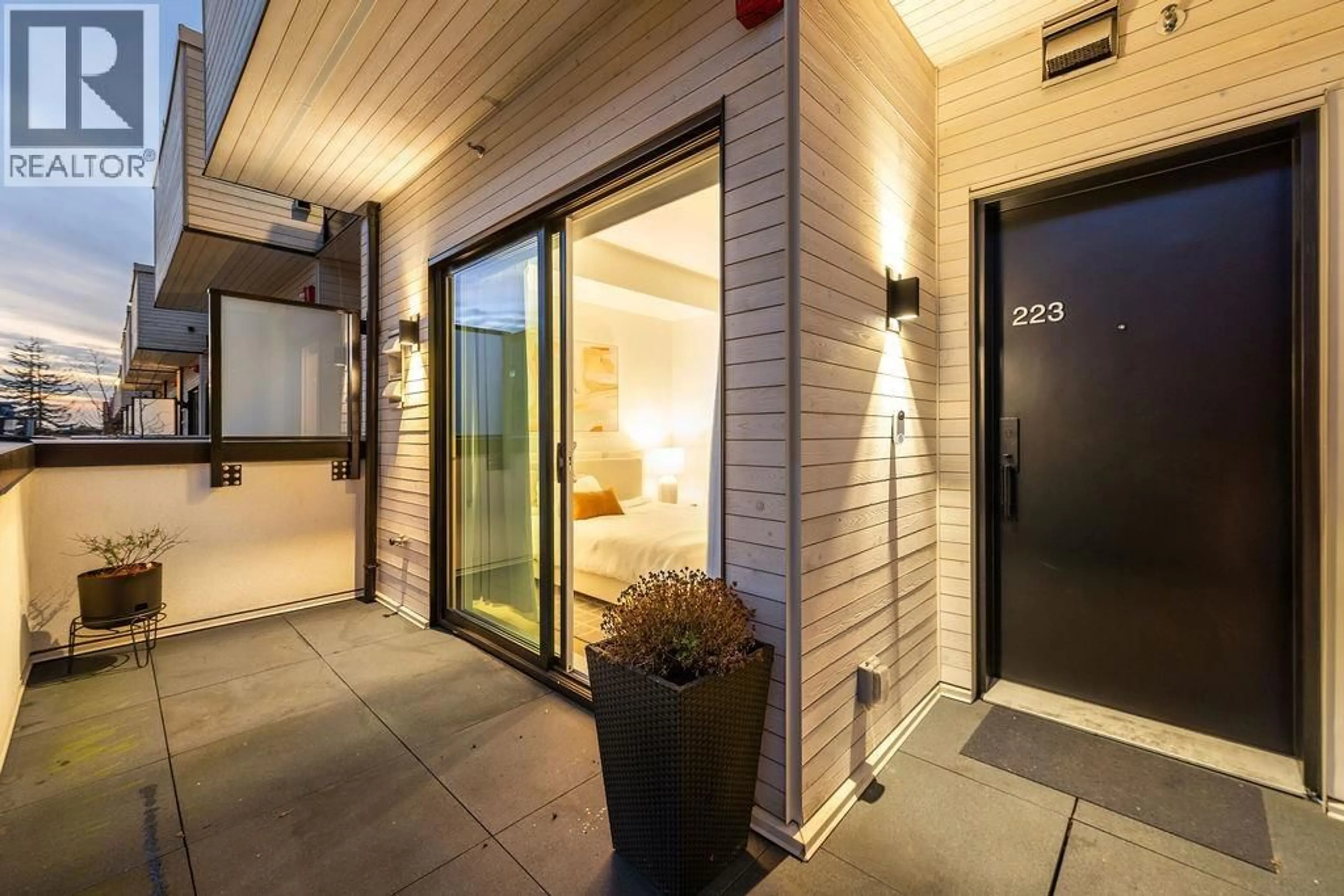 Indoor entryway for 223 - 650 2ND STREET, North Vancouver British Columbia V7L1E3