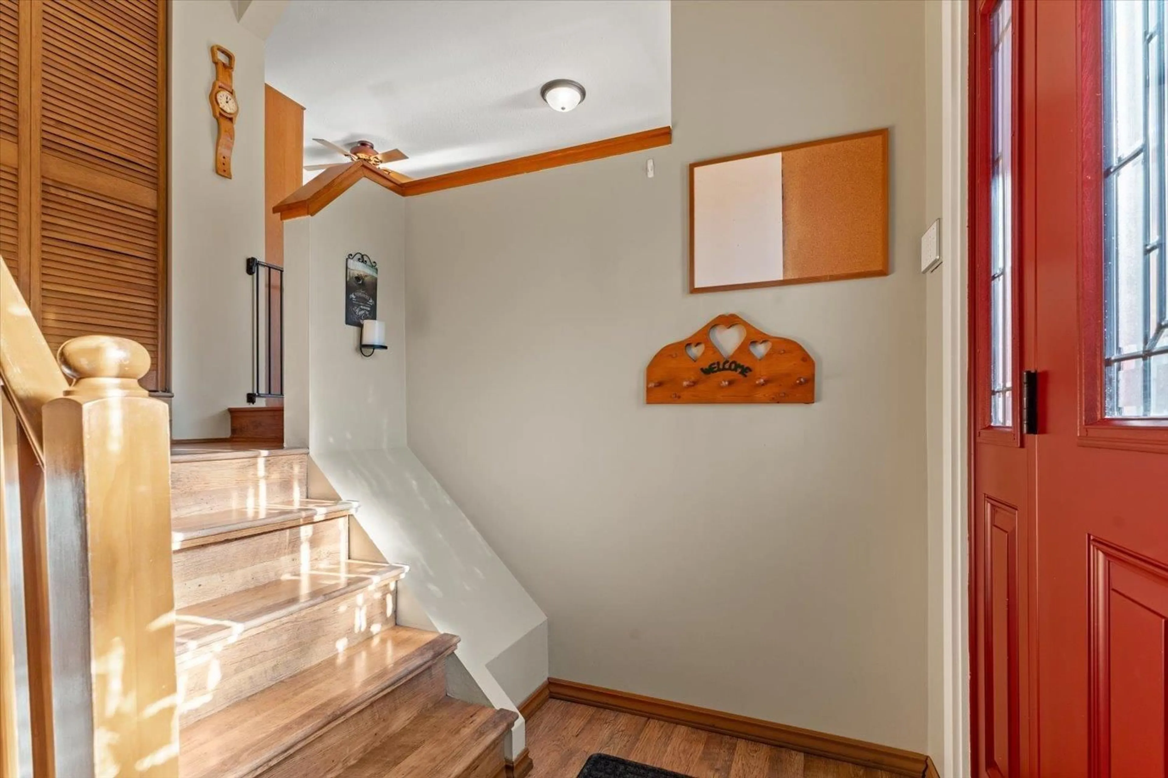 Indoor foyer for 32485 MCRAE AVENUE, Mission British Columbia V2V2L6