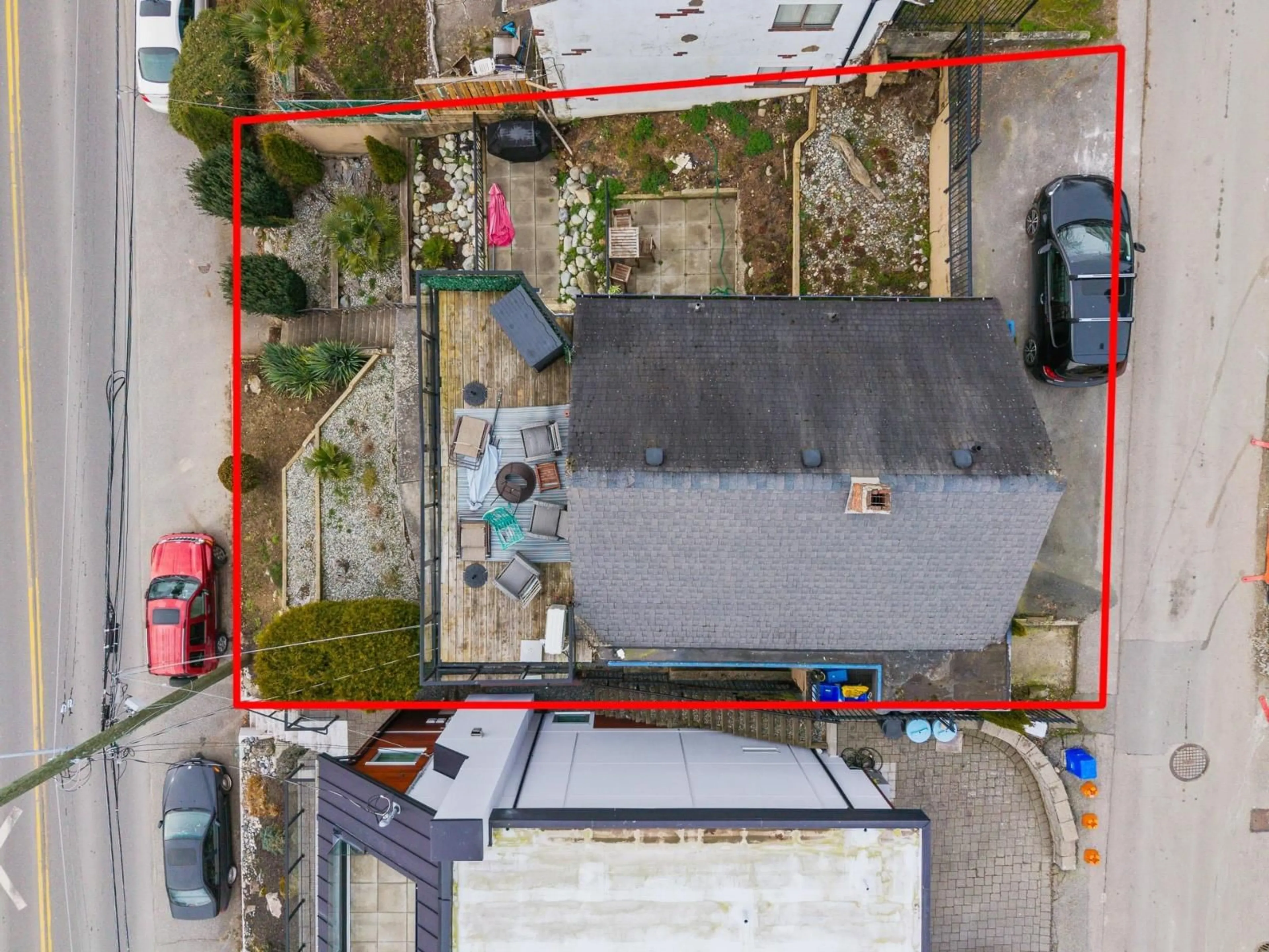 A pic from outside/outdoor area/front of a property/back of a property/a pic from drone, building for 15289 MARINE DRIVE, White Rock British Columbia V4B1C7