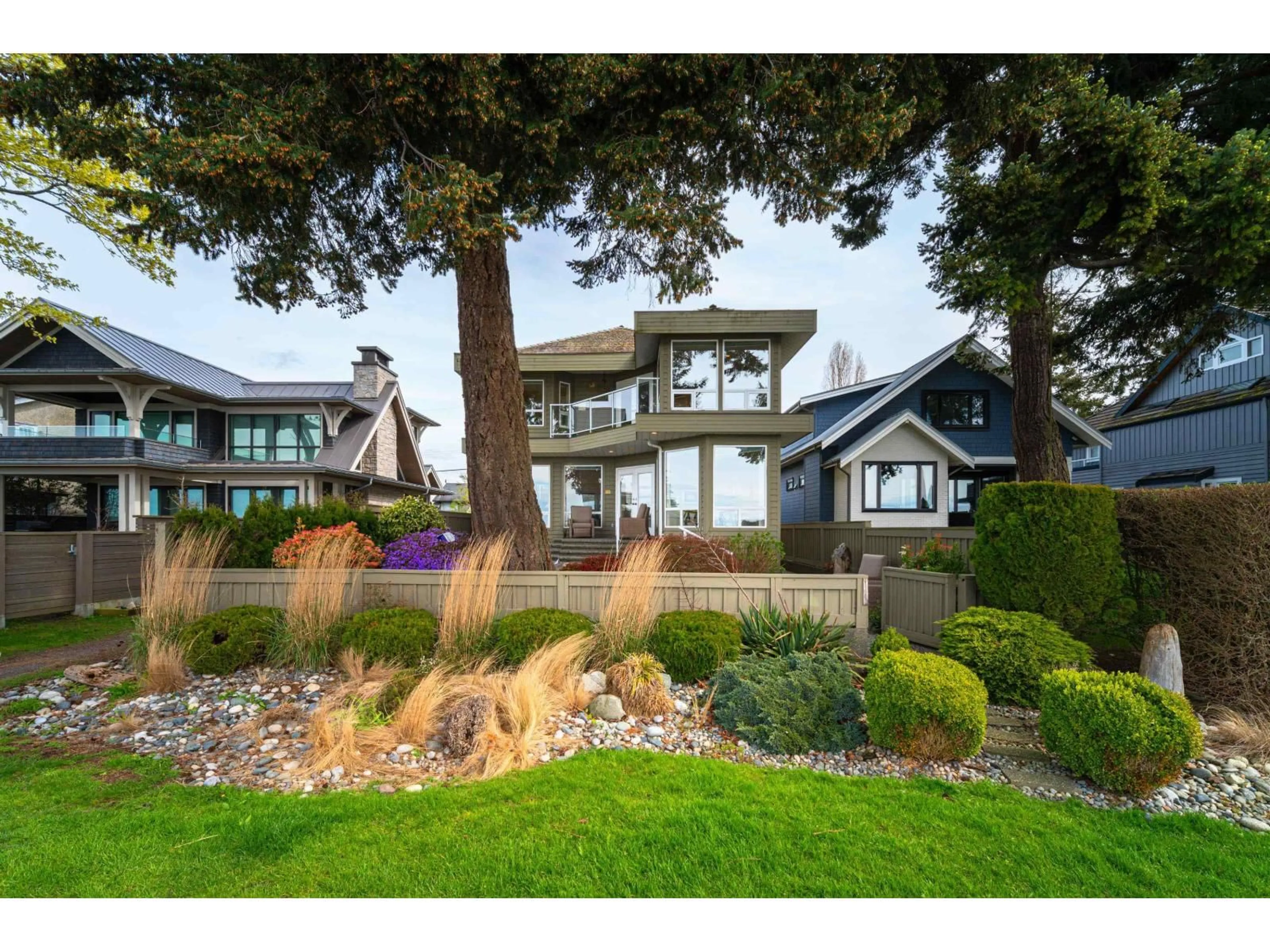 A pic from outside/outdoor area/front of a property/back of a property/a pic from drone, unknown for 2810 O'HARA LANE, Surrey British Columbia V4A3E4