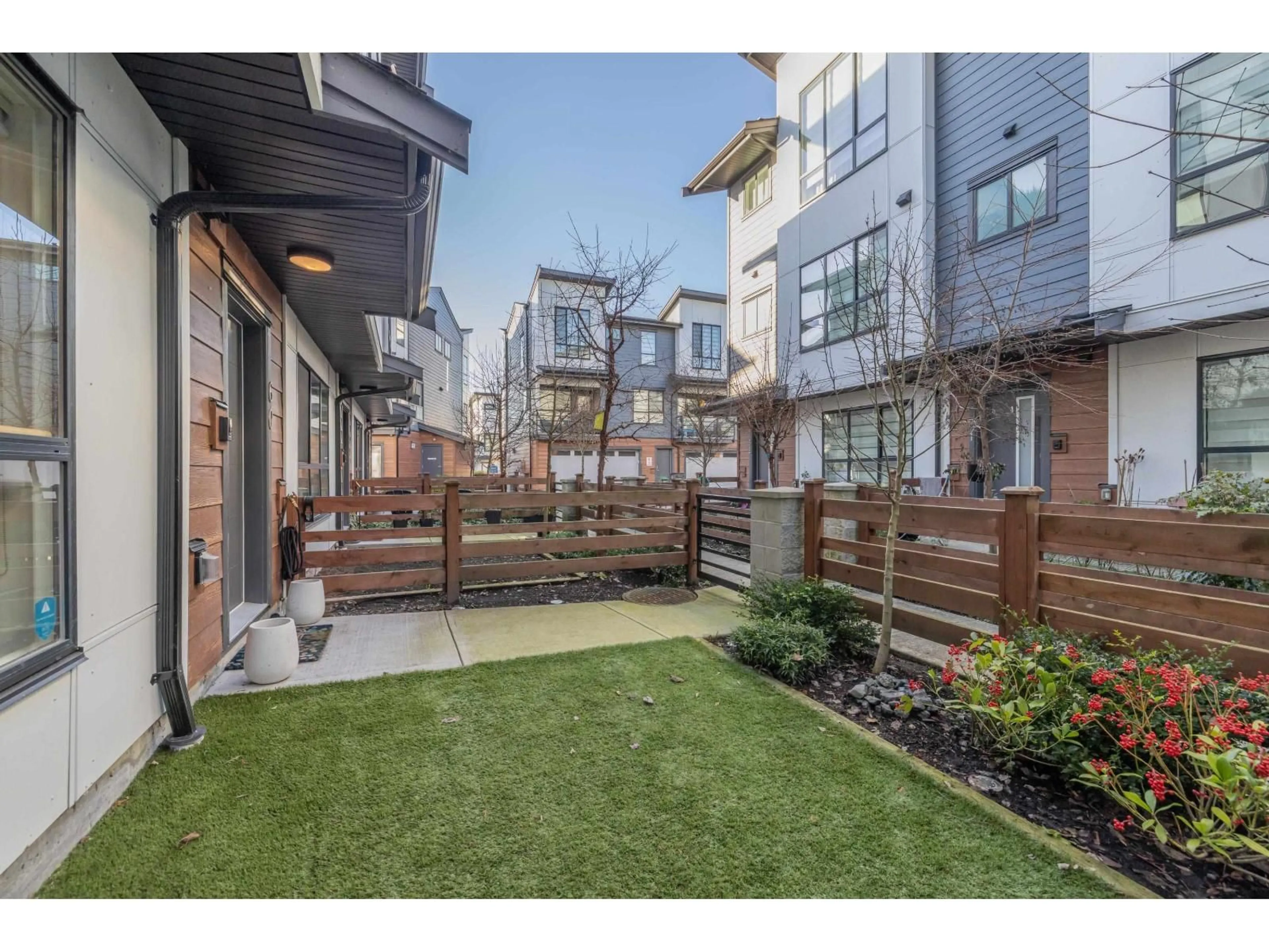 Patio, street for 60 - 7177 194A STREET, Surrey British Columbia V4N1N3