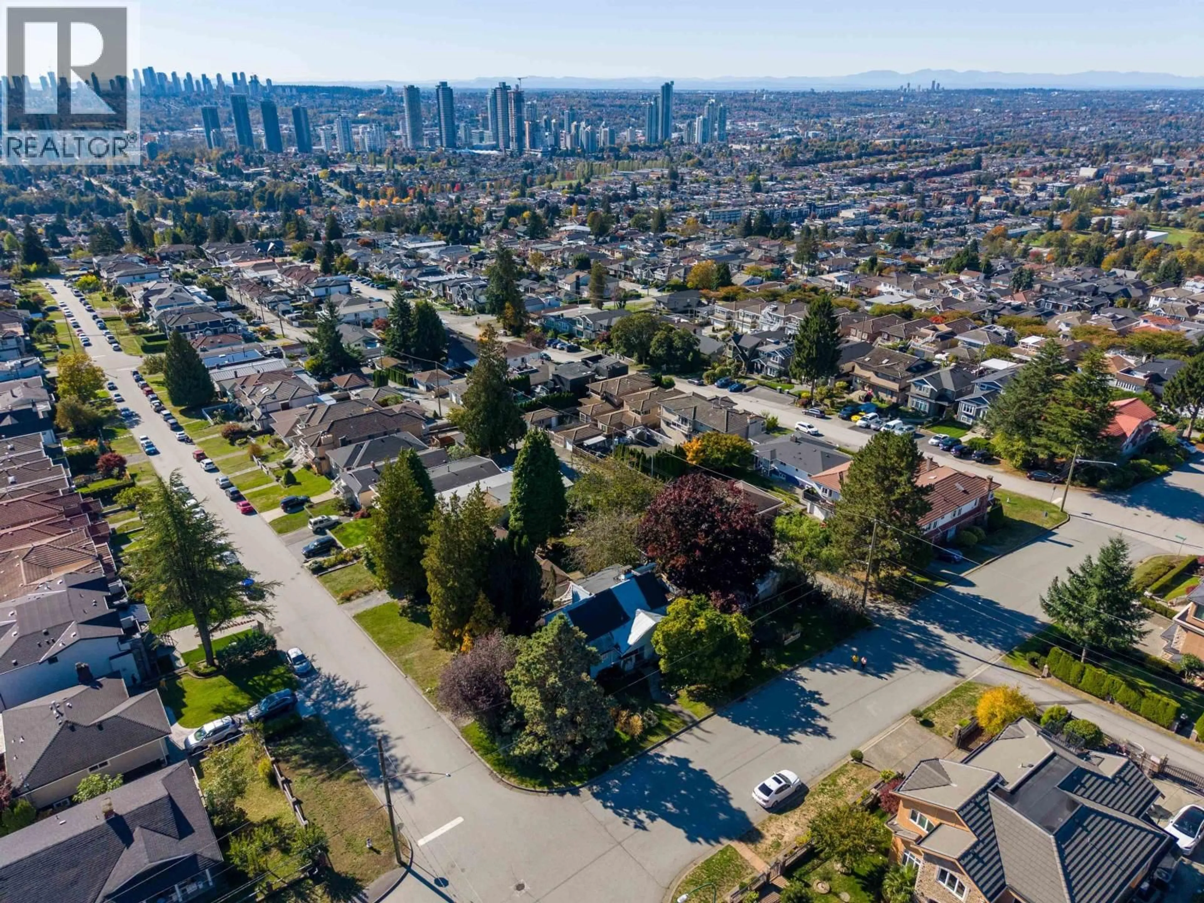 A pic from outside/outdoor area/front of a property/back of a property/a pic from drone, street for 5380 CAMBRIDGE STREET, Burnaby British Columbia V5B1C5