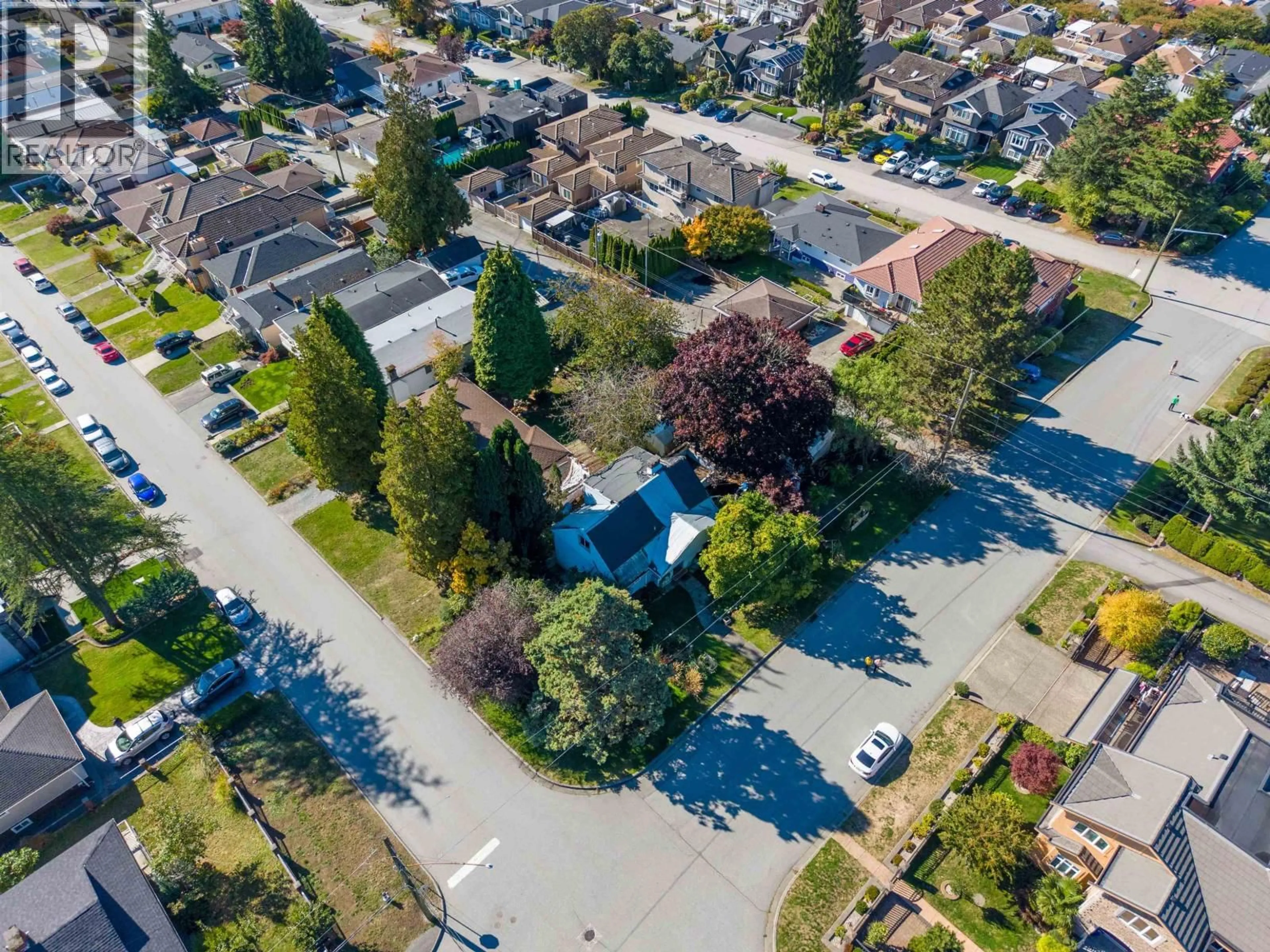 A pic from outside/outdoor area/front of a property/back of a property/a pic from drone, street for 5380 CAMBRIDGE STREET, Burnaby British Columbia V5B1C5