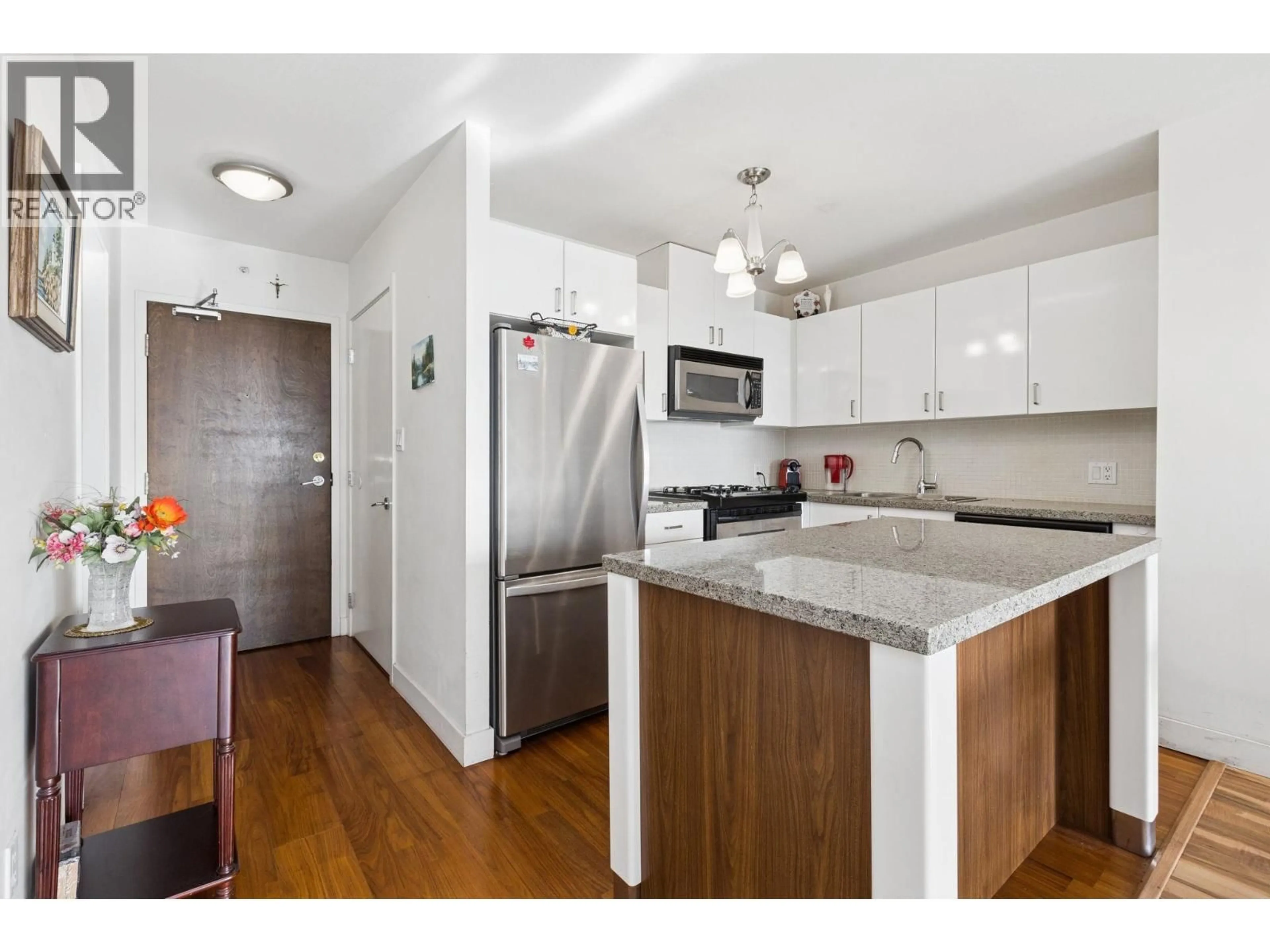 Standard kitchen, wood/laminate floor for 810 - 175 1ST STREET, North Vancouver British Columbia V7M3N9