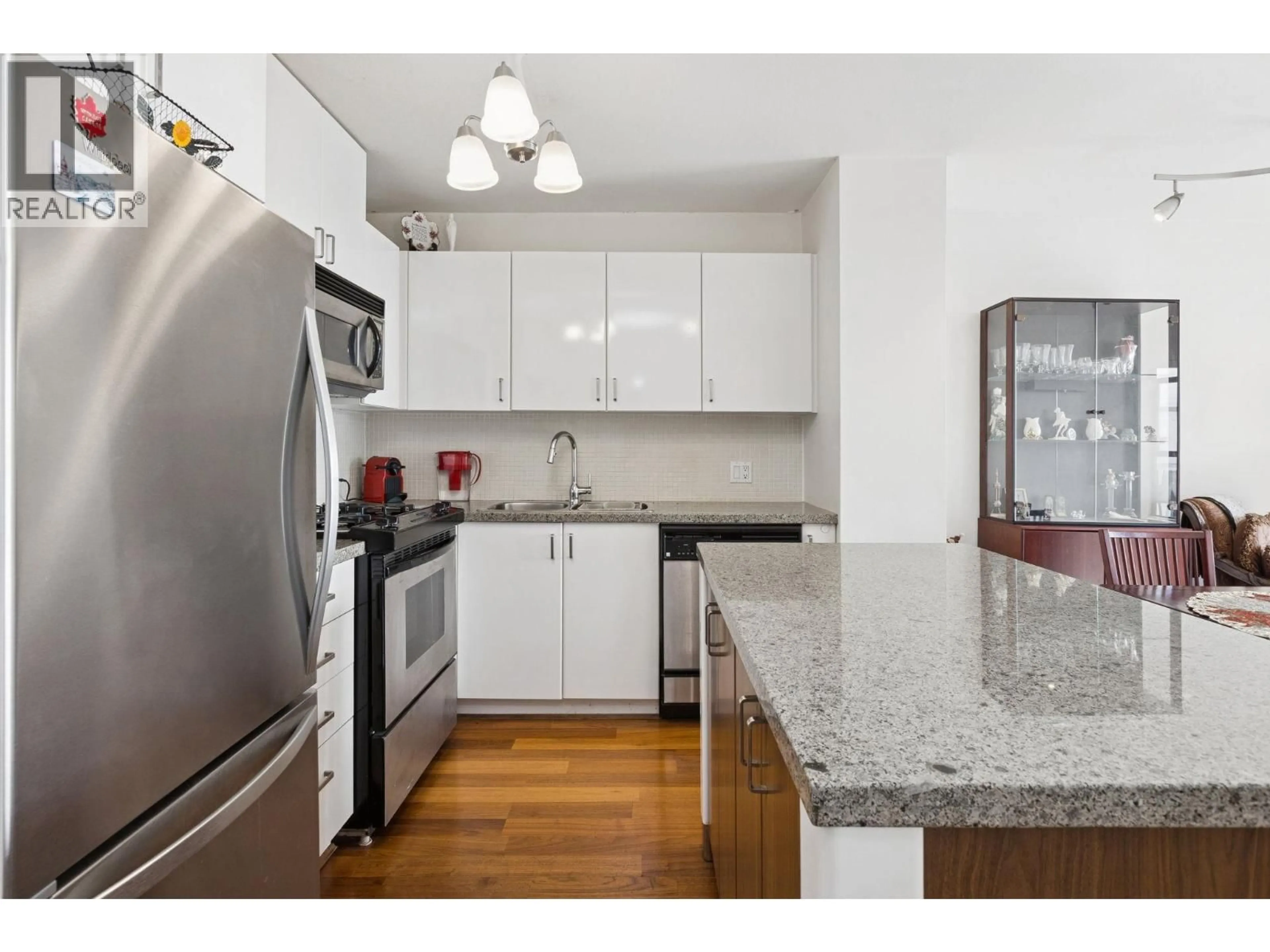 Standard kitchen, unknown for 810 - 175 1ST STREET, North Vancouver British Columbia V7M3N9