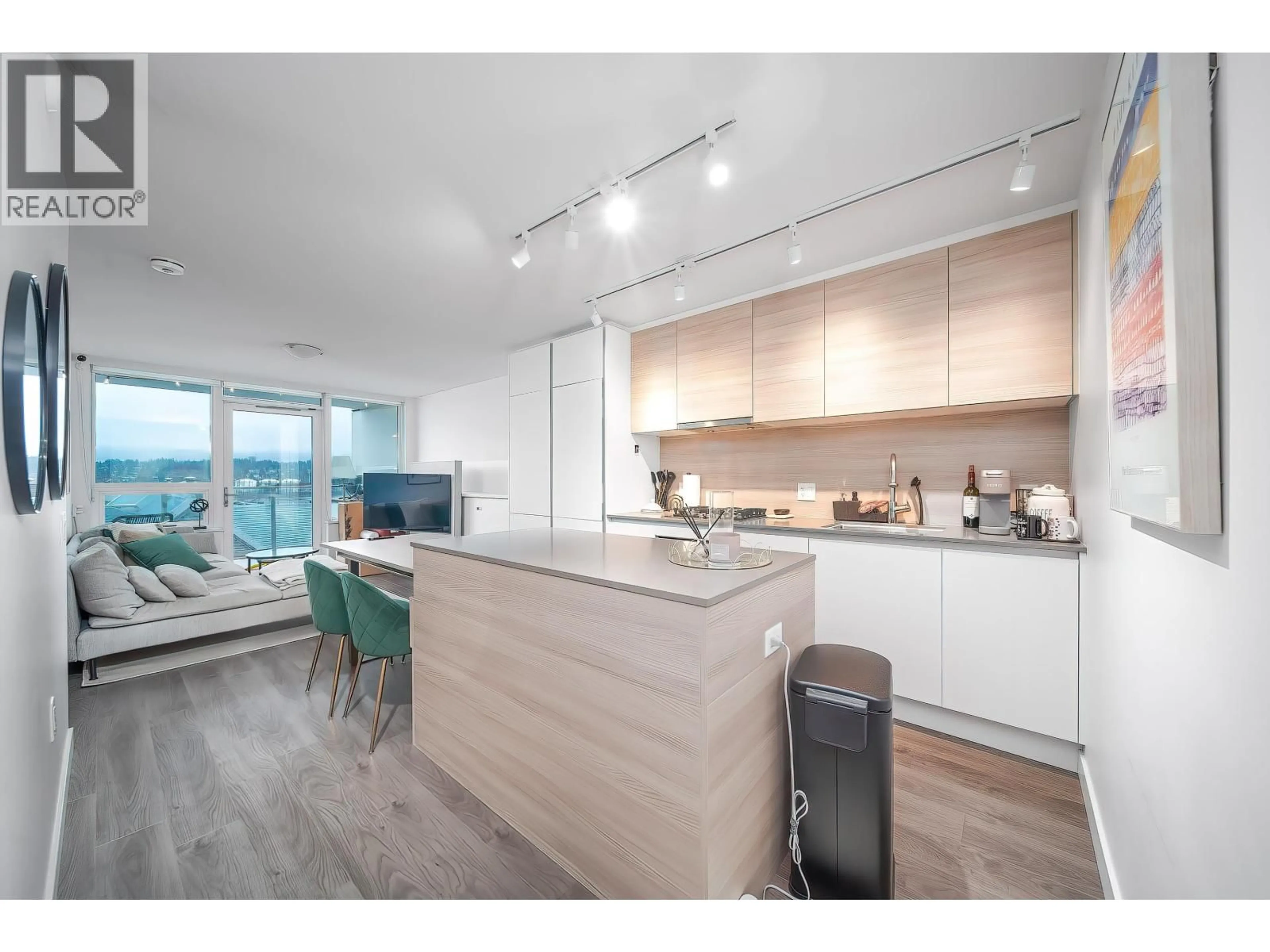 Open concept kitchen, wood/laminate floor for 810 - 988 QUAYSIDE DRIVE, New Westminster British Columbia V3M0L5