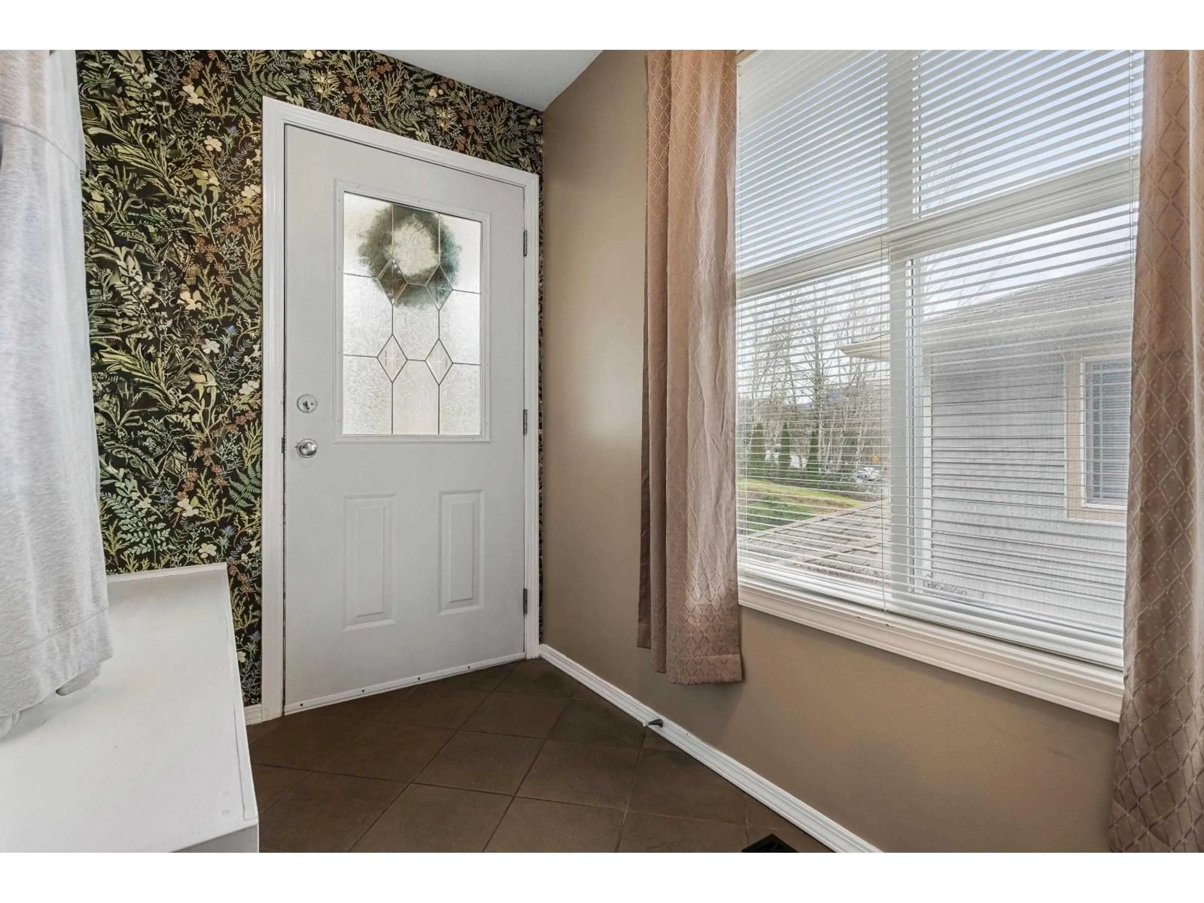 Indoor entryway for 3 - 46906 RUSSELL ROAD, Chilliwack British Columbia V2R5T3
