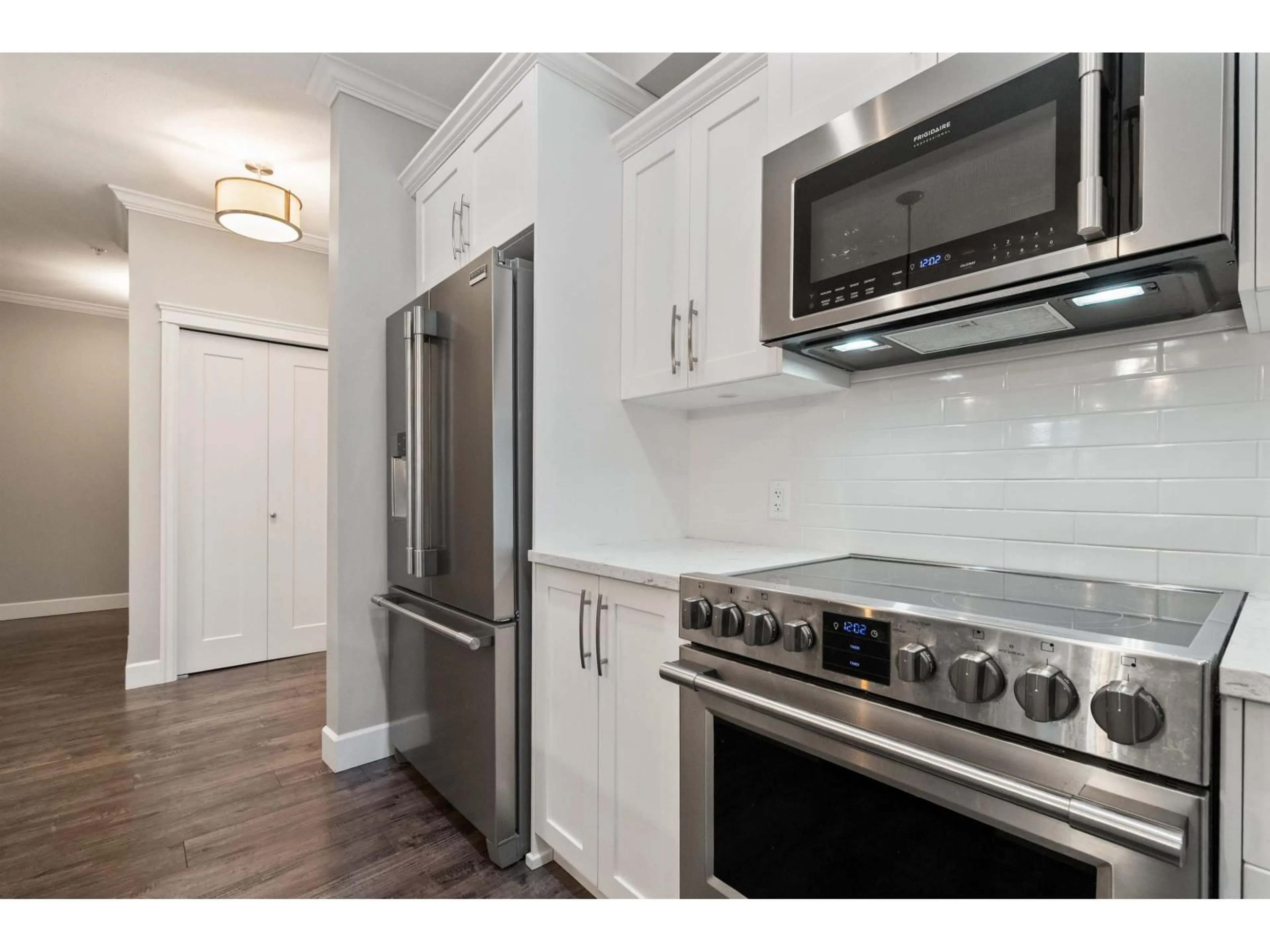 Standard kitchen, unknown for 108 - 45754 KEITH WILSON ROAD, Chilliwack British Columbia V2R6A9