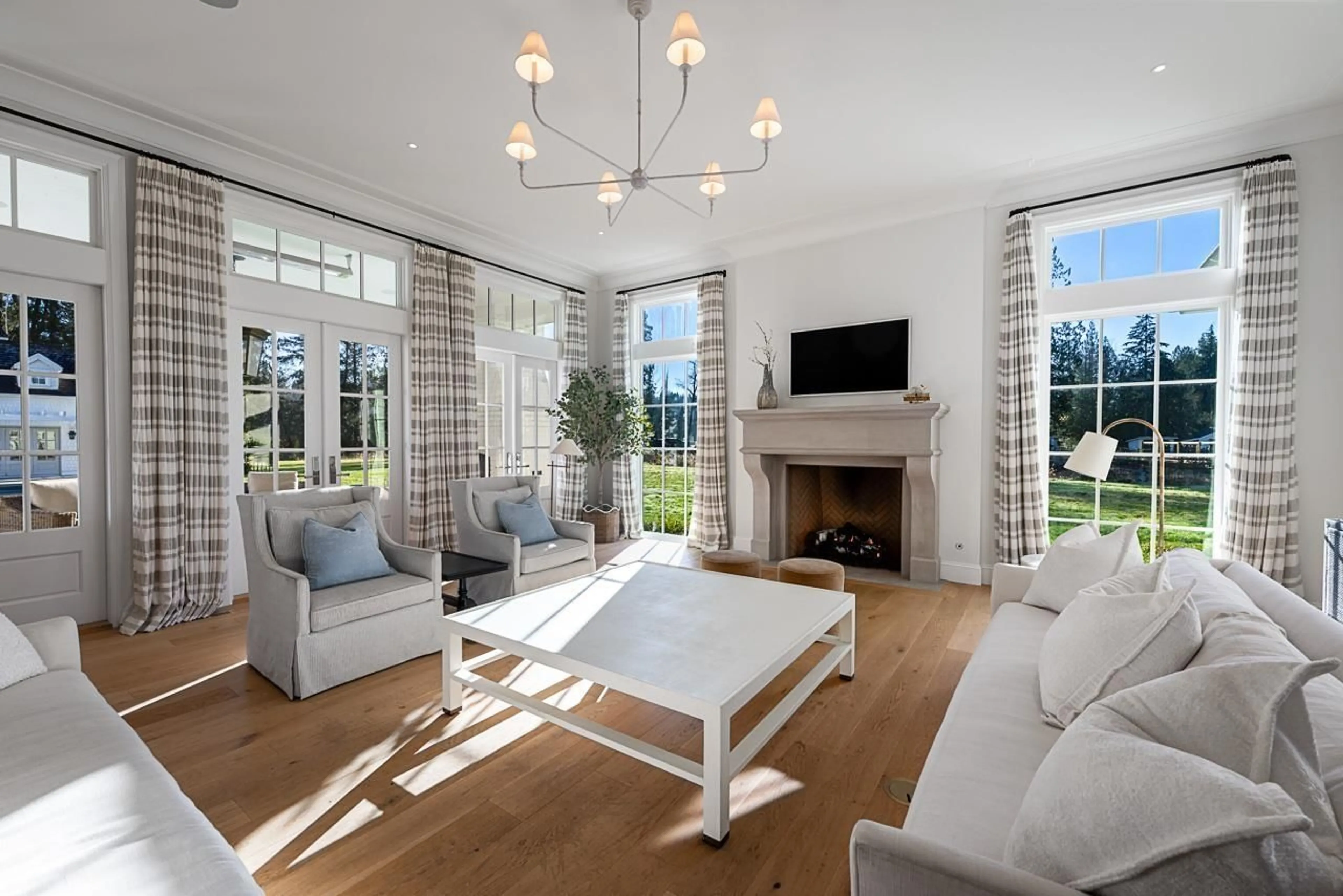 Living room with furniture, ceramic/tile floor for 5820 232 STREET, Langley British Columbia V2Z2R4