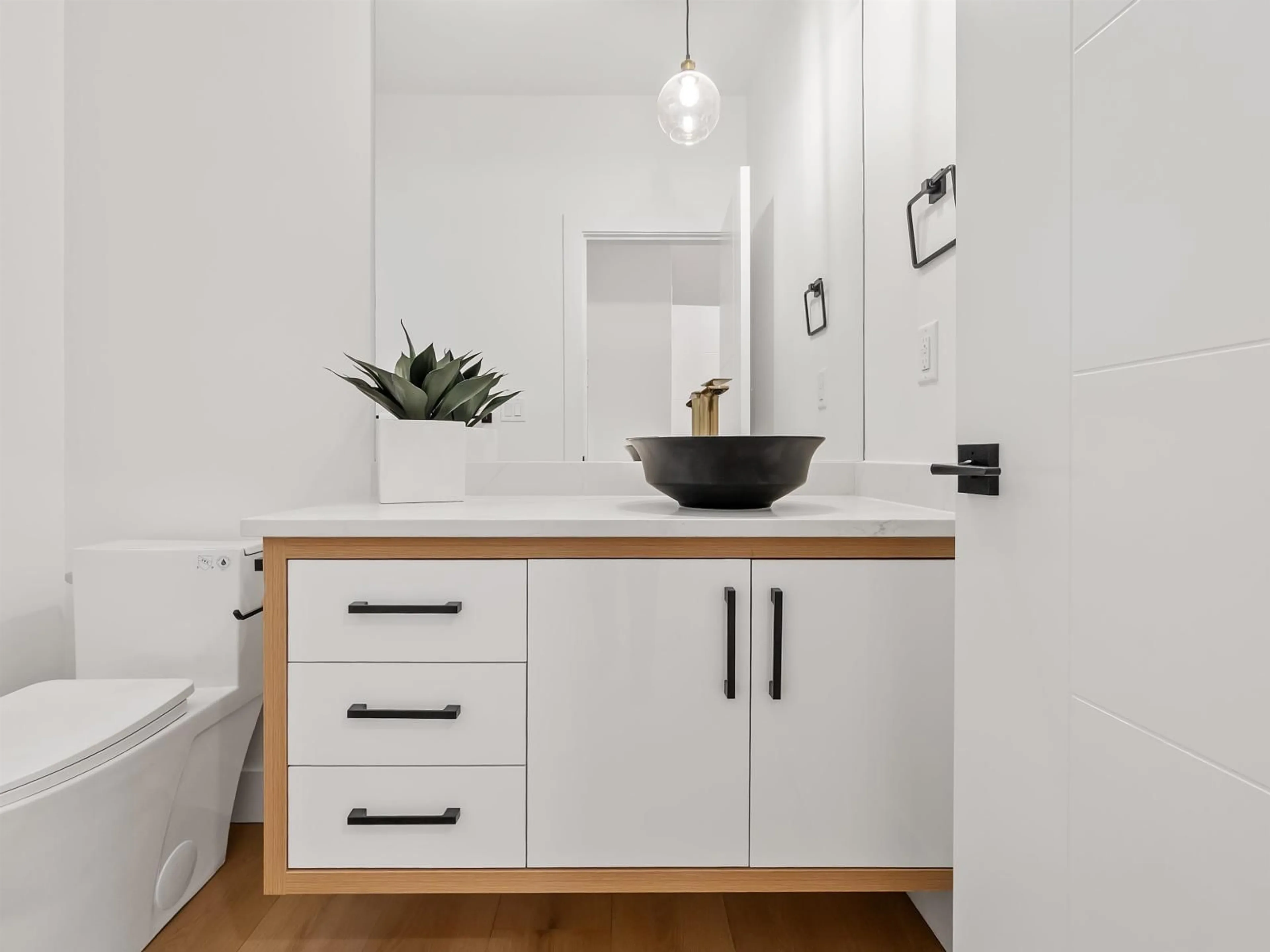 Contemporary bathroom, unknown for 102 - 16693 16 AVENUE, Surrey British Columbia V3X9X7