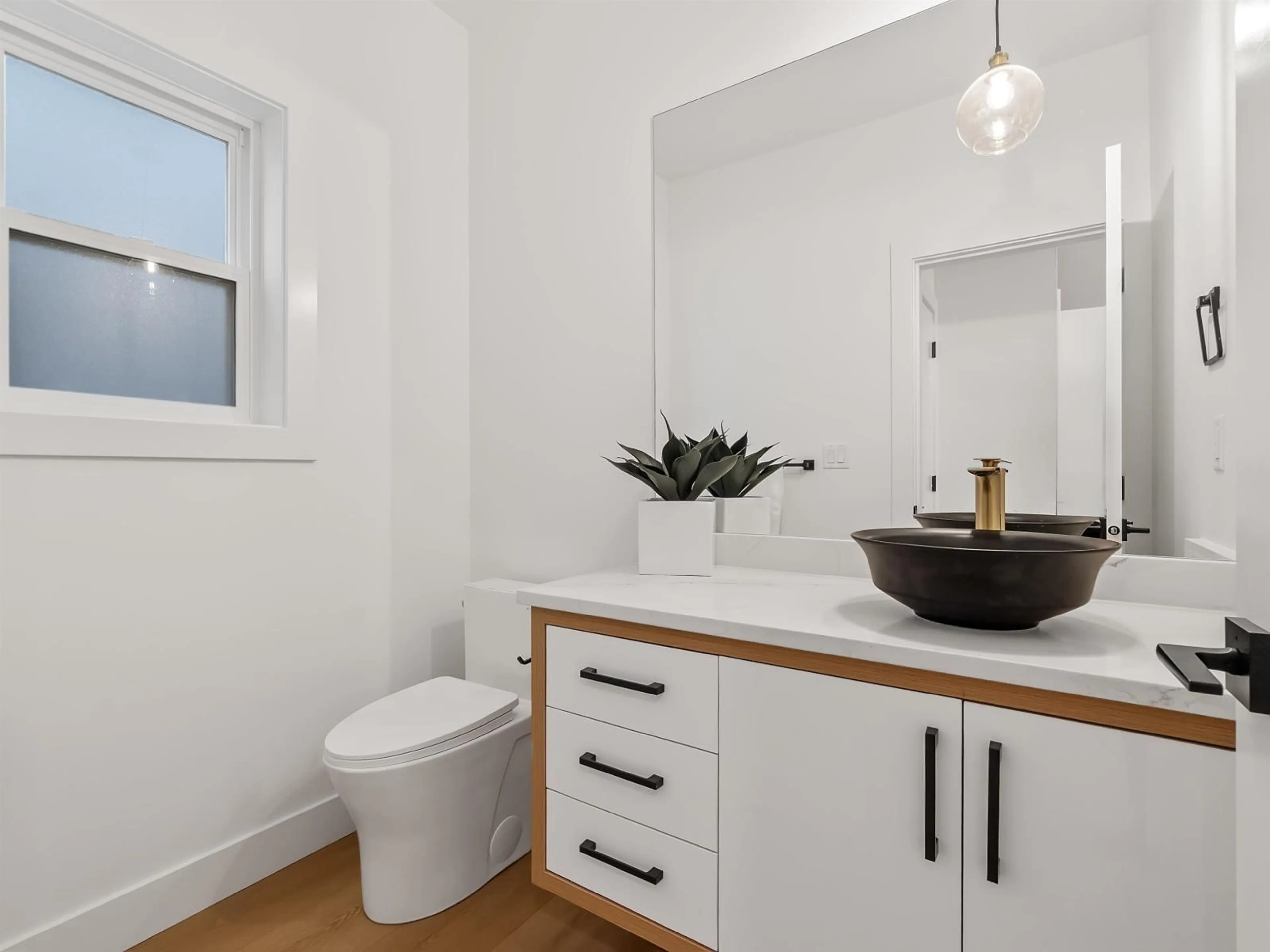 Contemporary bathroom, ceramic/tile floor for 102 - 16693 16 AVENUE, Surrey British Columbia V3X9X7