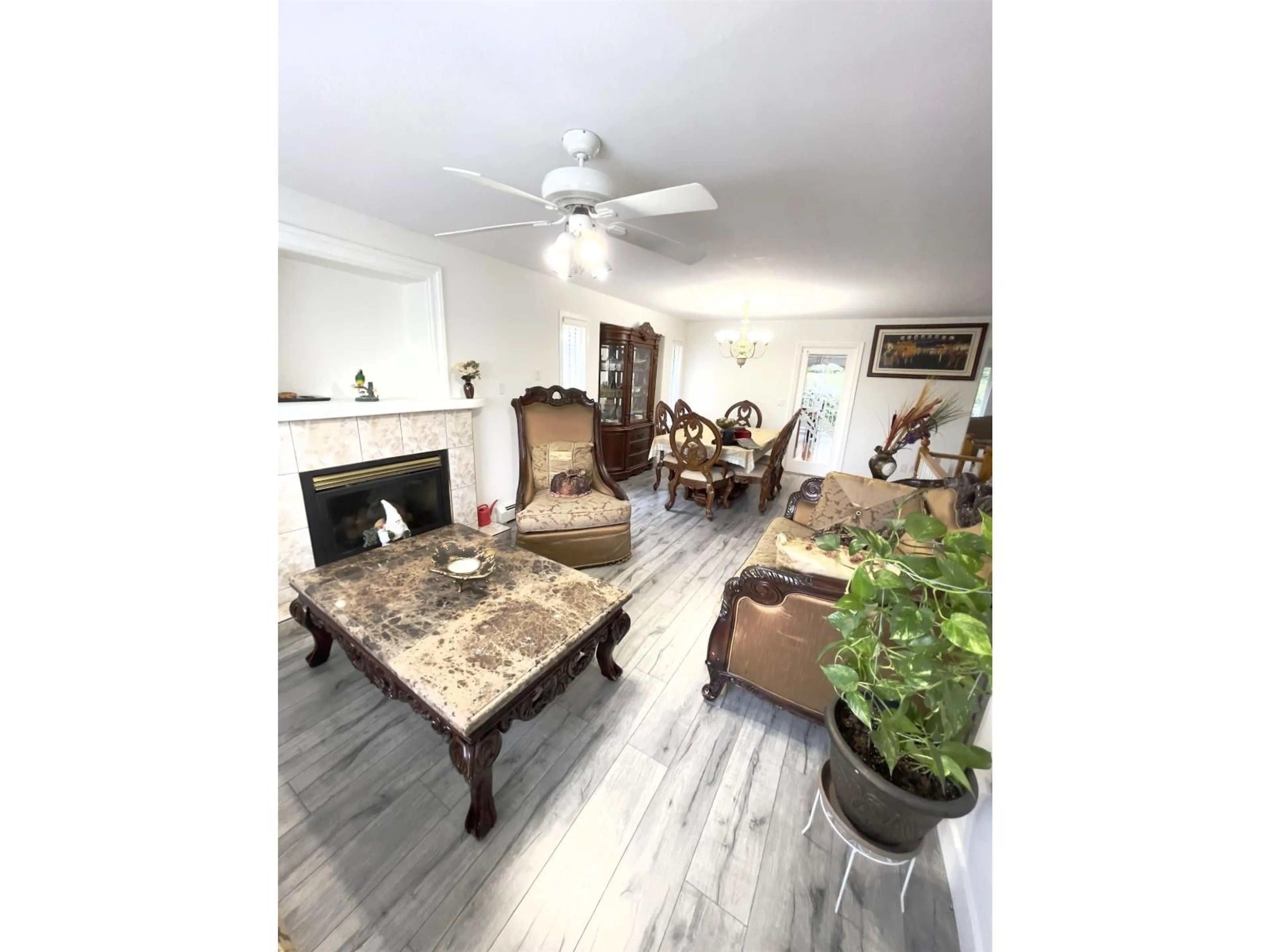 Living room with furniture, wood/laminate floor for 31638 HARMONY COURT, Abbotsford British Columbia V2T6S6