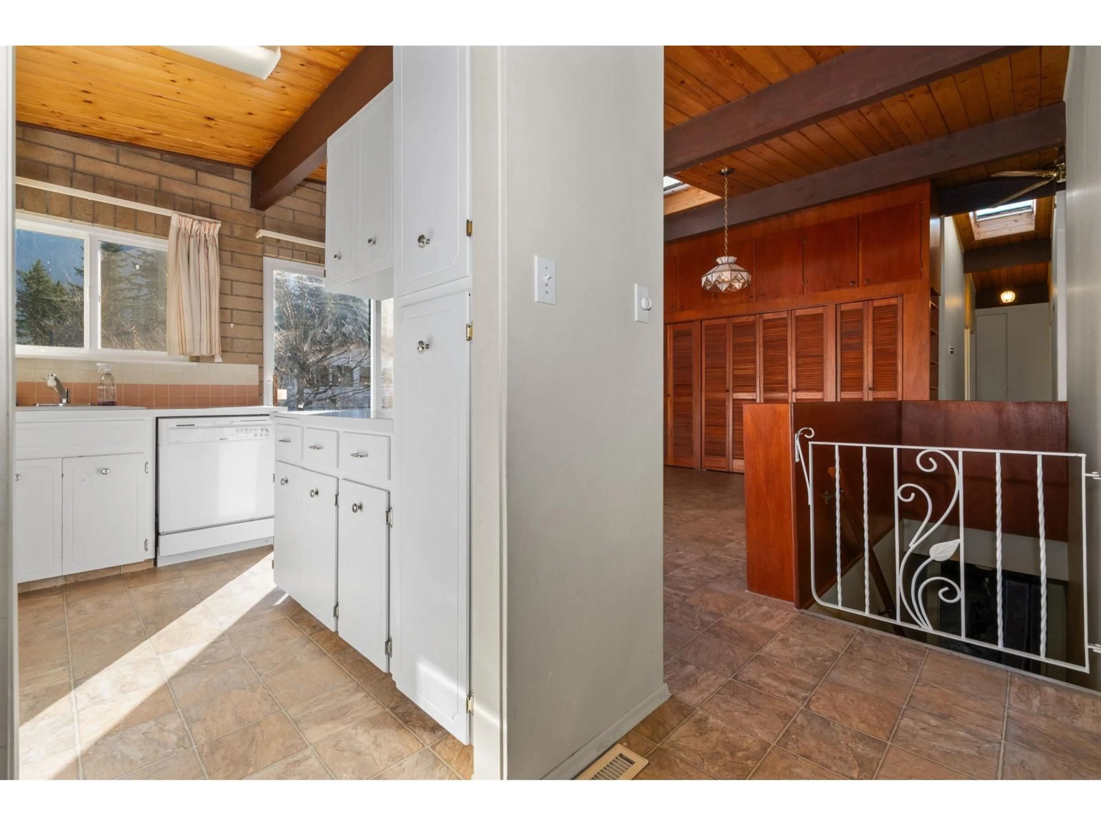 Open concept kitchen, ceramic/tile floor for 560 WARDLE STREET, Hope British Columbia V0X1L0