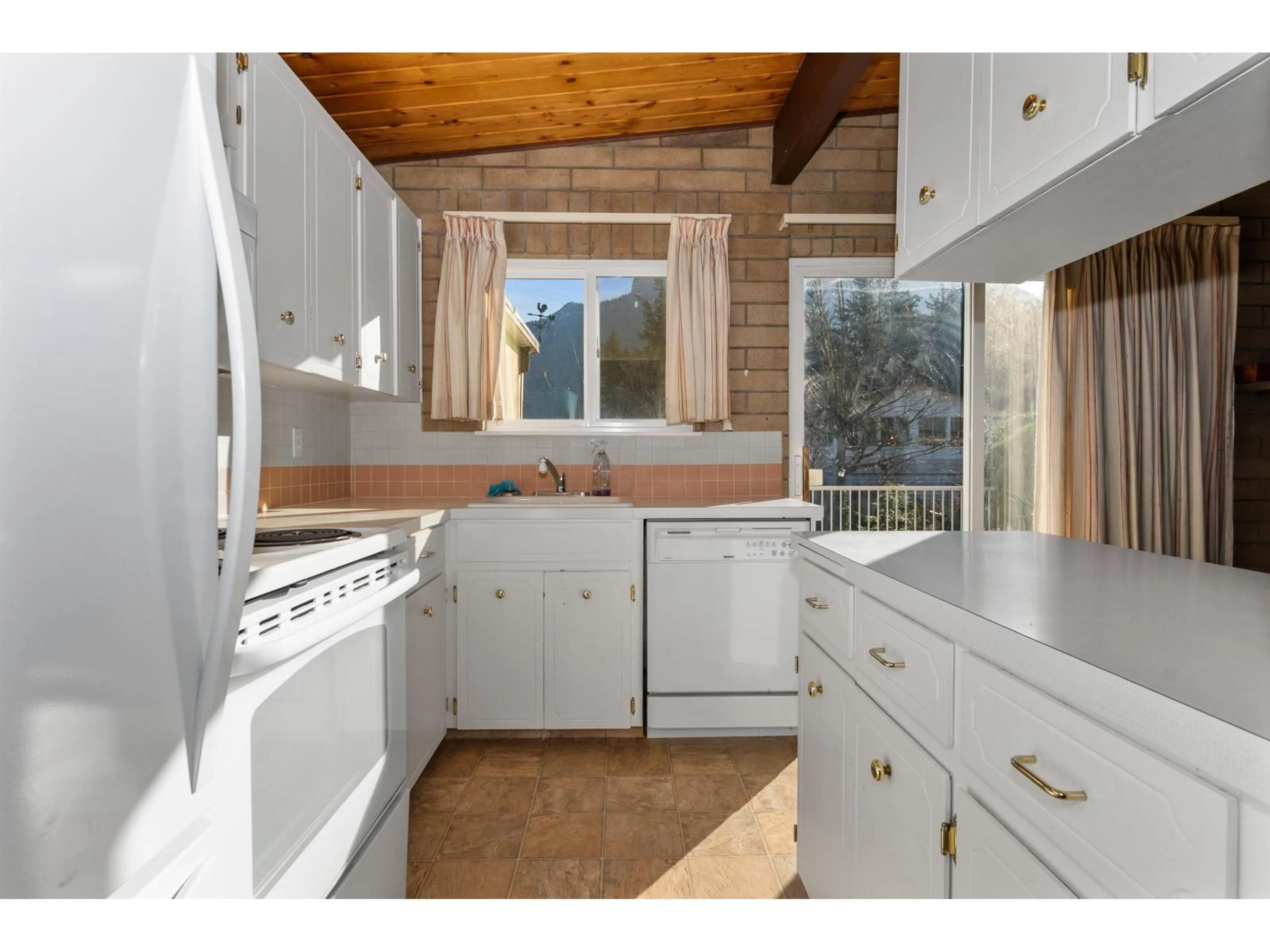 Standard kitchen, unknown for 560 WARDLE STREET, Hope British Columbia V0X1L0