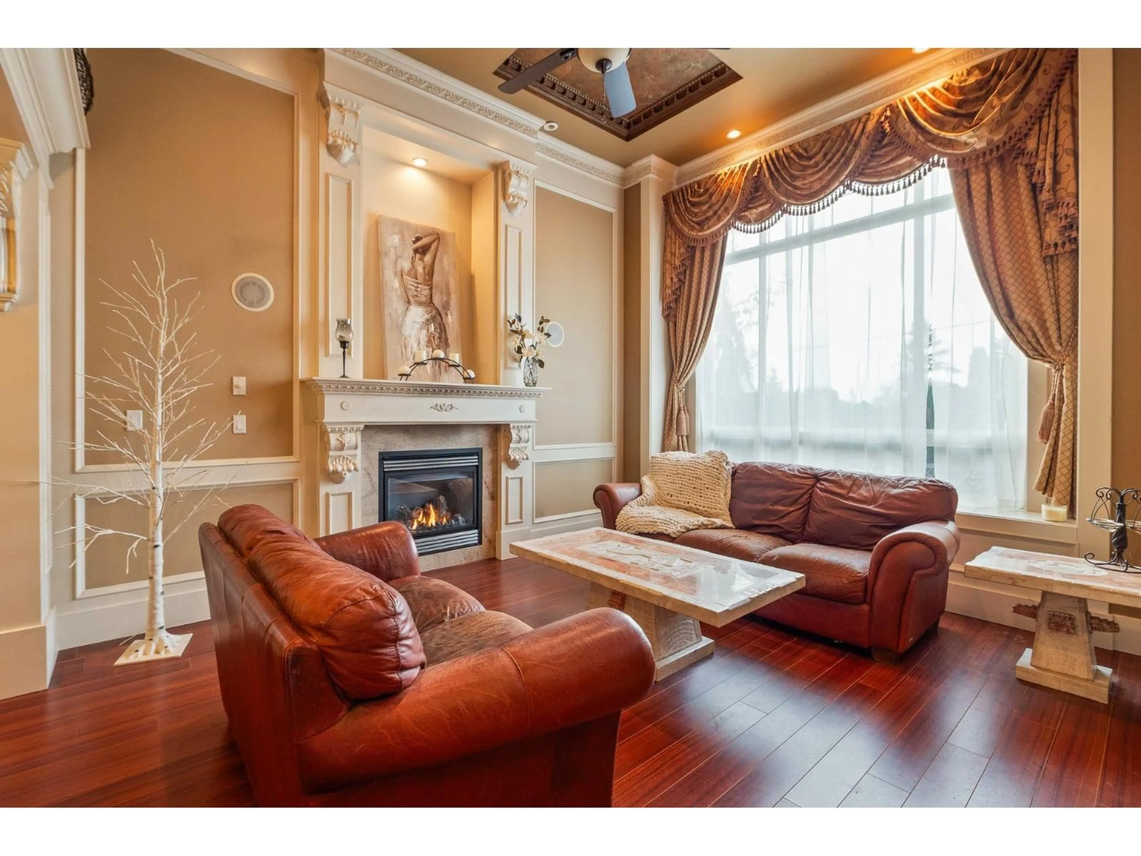 Living room with furniture, wood/laminate floor for 2898 STATION ROAD, Abbotsford British Columbia V4X0A4