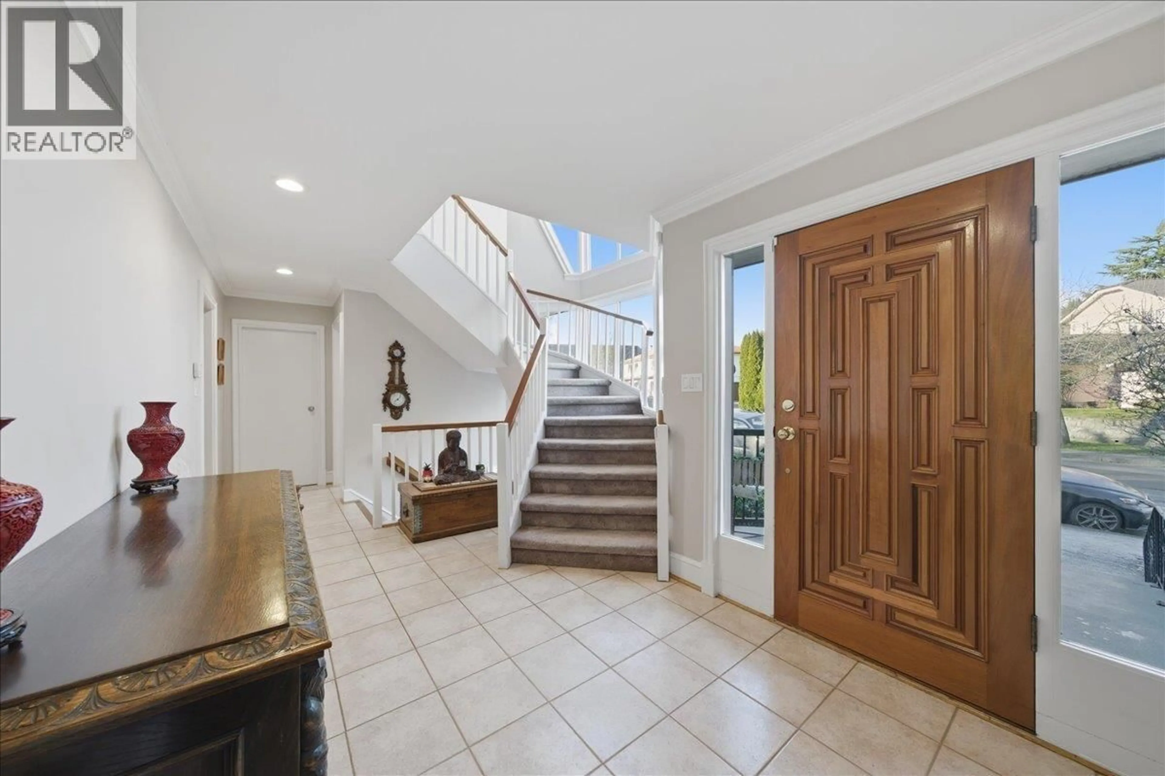 Indoor foyer for 488 GLENBROOK STREET, New Westminster British Columbia V3J5J5