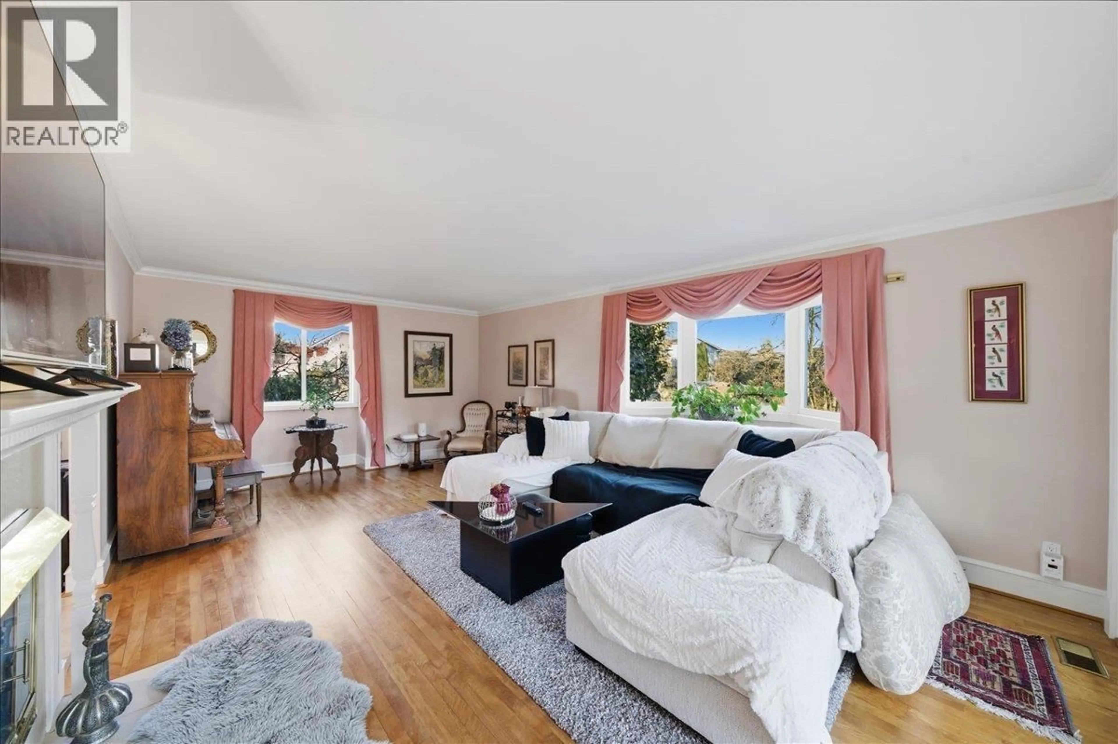 Living room with furniture, unknown for 488 GLENBROOK STREET, New Westminster British Columbia V3J5J5