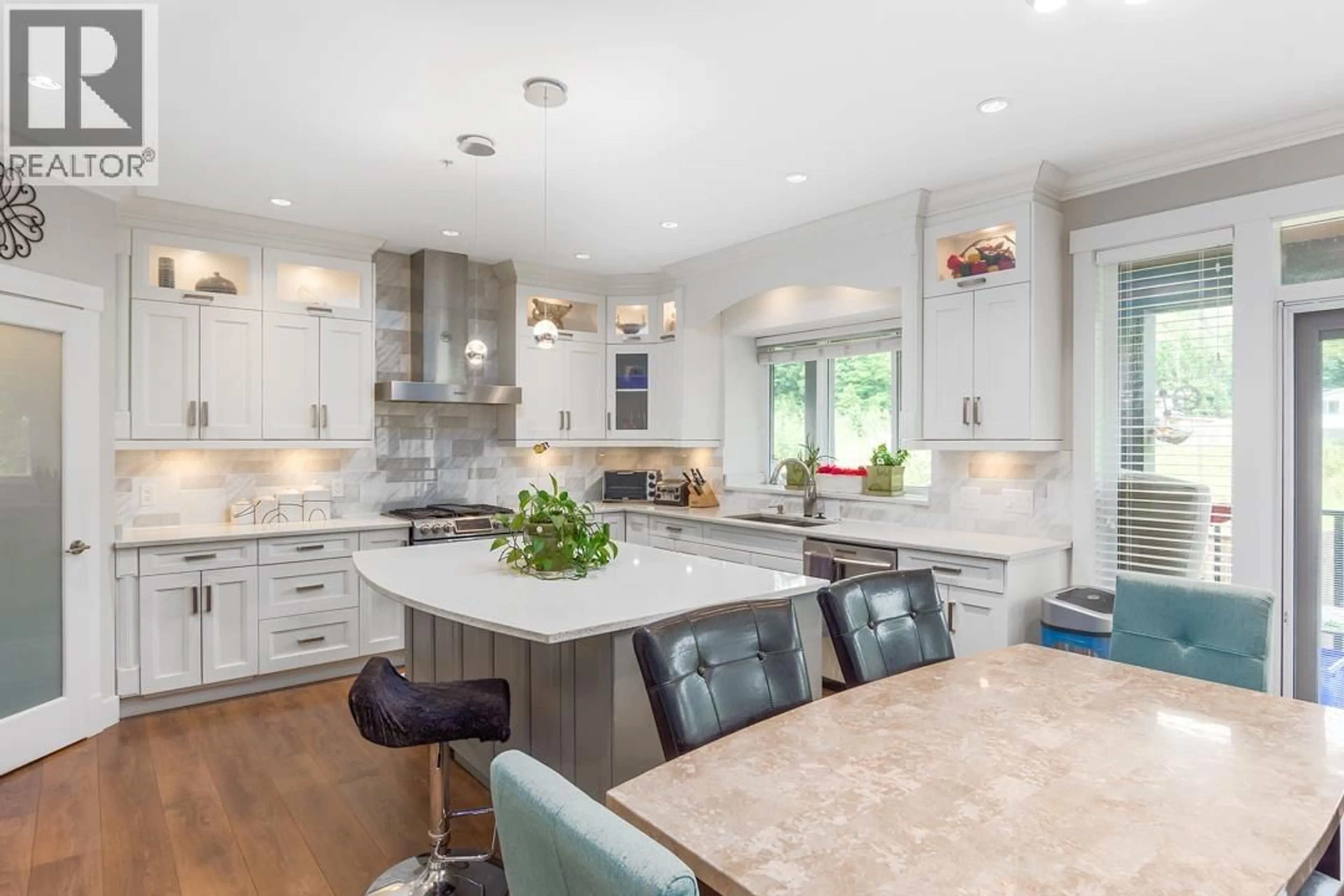 Contemporary kitchen, ceramic/tile floor for 39188 CARDINAL DRIVE, Squamish British Columbia V8B0V3