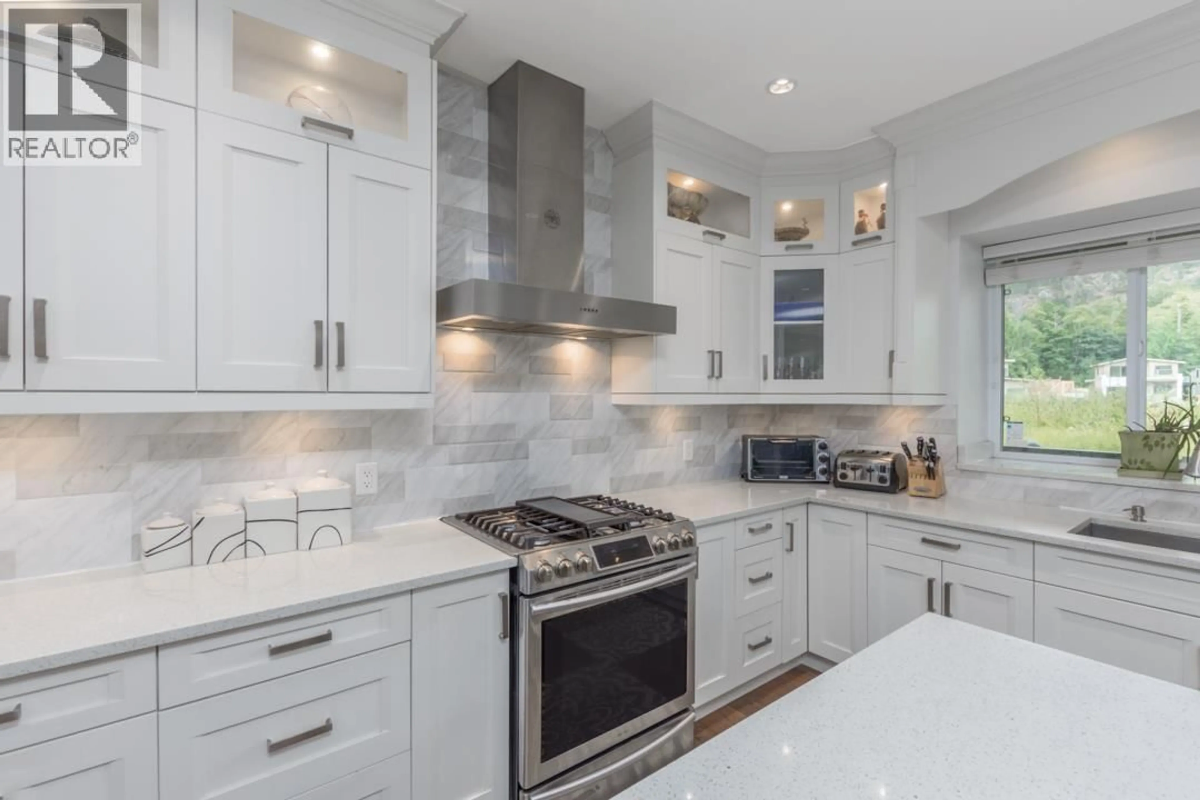 Contemporary kitchen, ceramic/tile floor for 39188 CARDINAL DRIVE, Squamish British Columbia V8B0V3