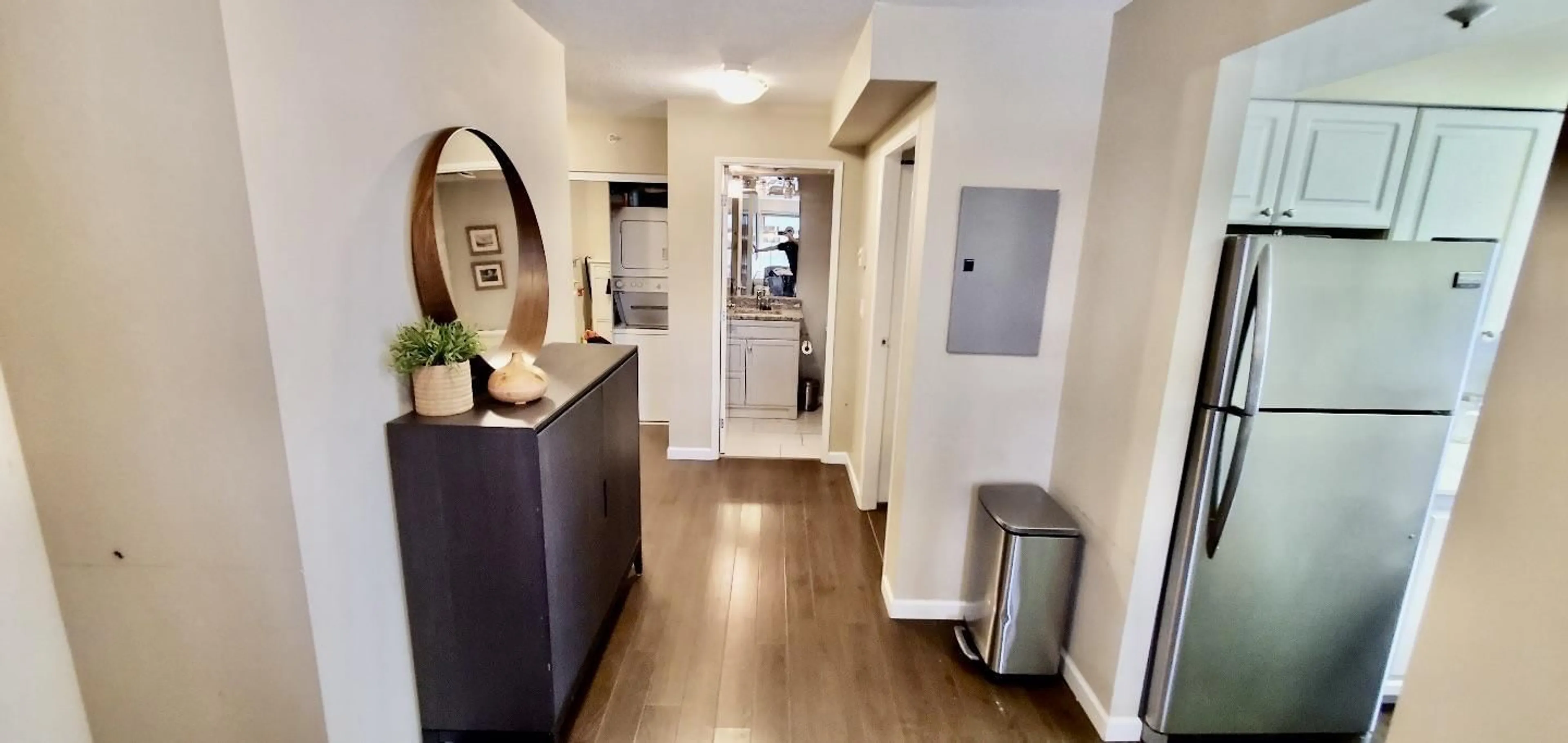 Indoor entryway for 1408 - 9830 WHALLEY BOULEVARD, Surrey British Columbia V3T5S7