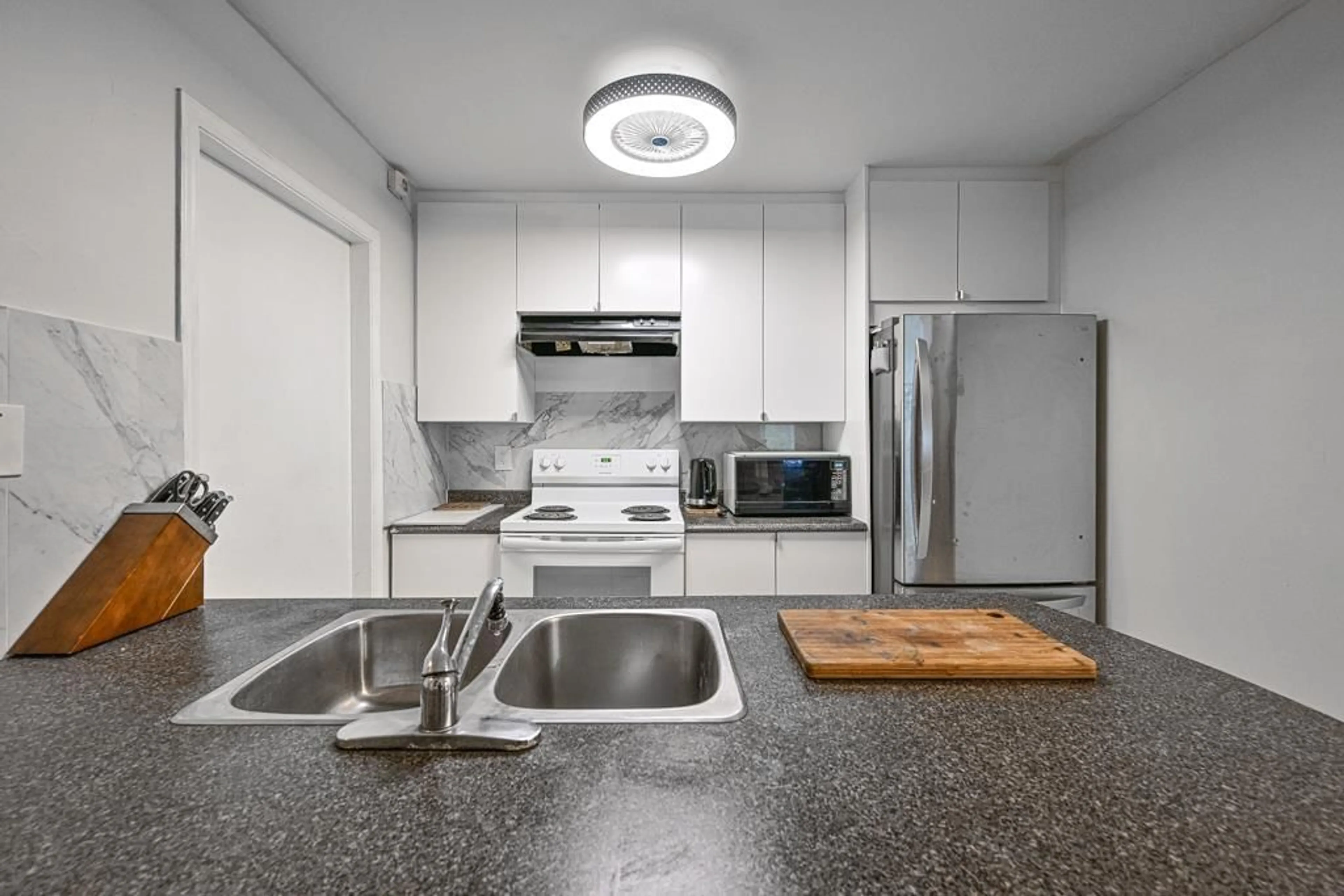 Standard kitchen, unknown for 801 - 1750 MCKENZIE ROAD, Abbotsford British Columbia V2S3Z3