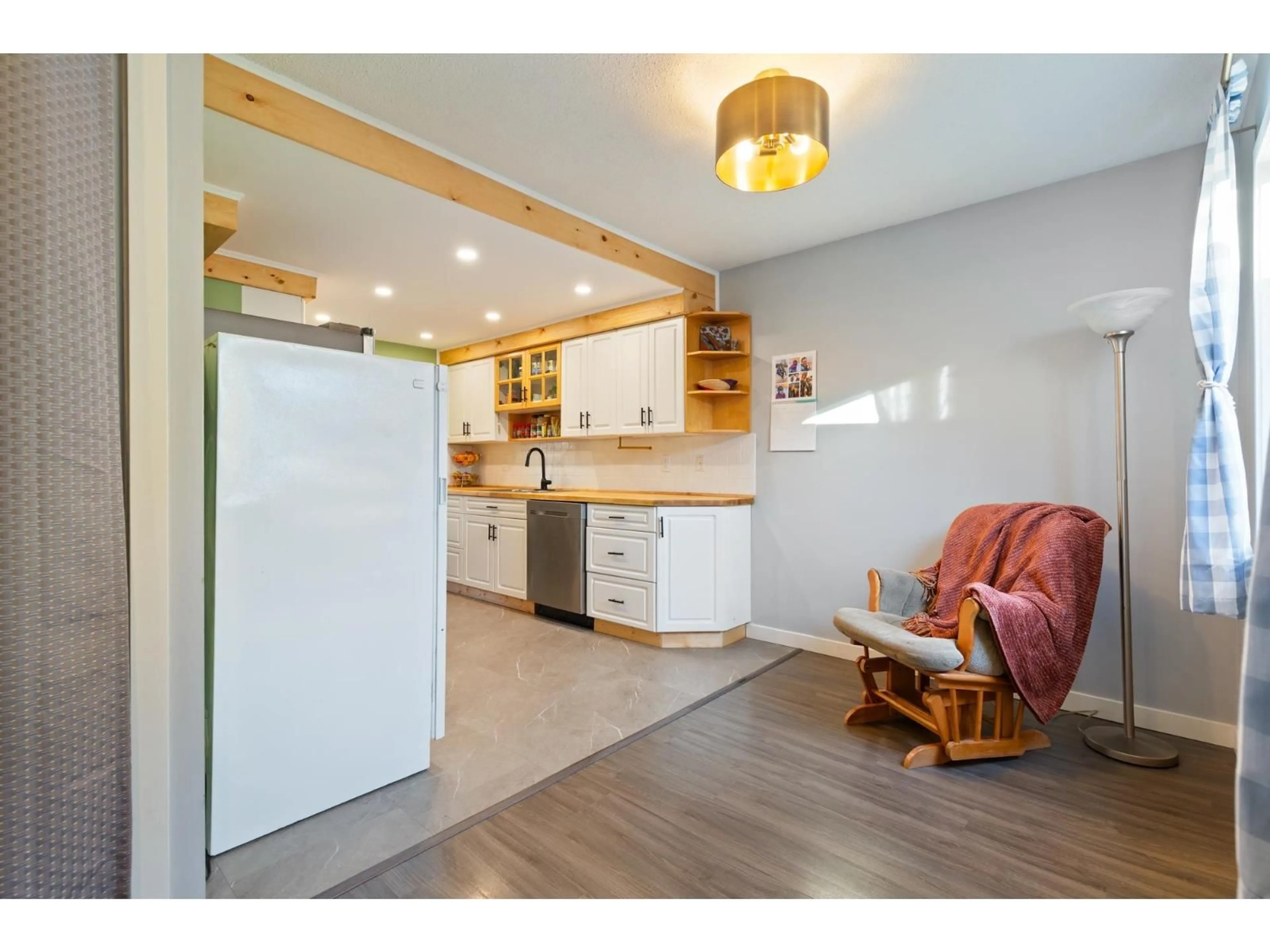 Open concept kitchen, wood/laminate floor for 60 - 46689 FIRST AVENUE, Chilliwack British Columbia V2P1X5