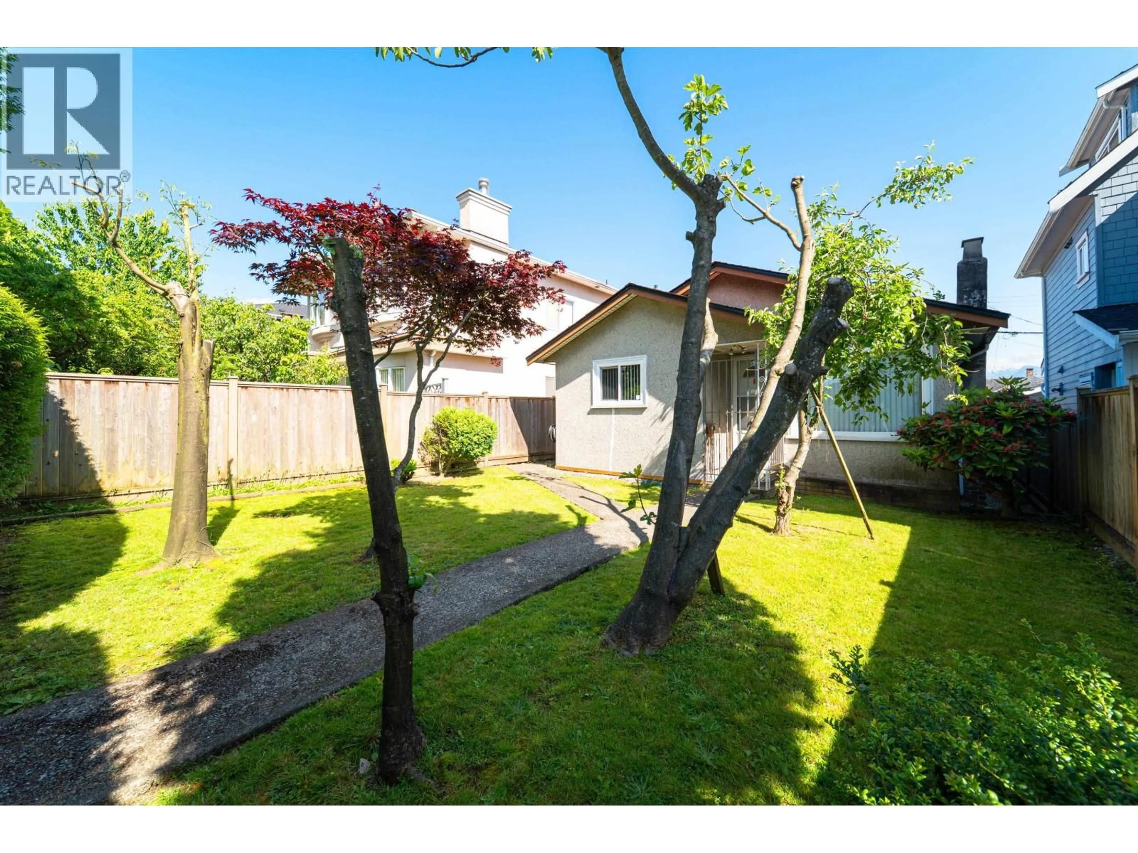 A pic from outside/outdoor area/front of a property/back of a property/a pic from drone, street for 3089 1ST AVENUE, Vancouver British Columbia V5M1B3