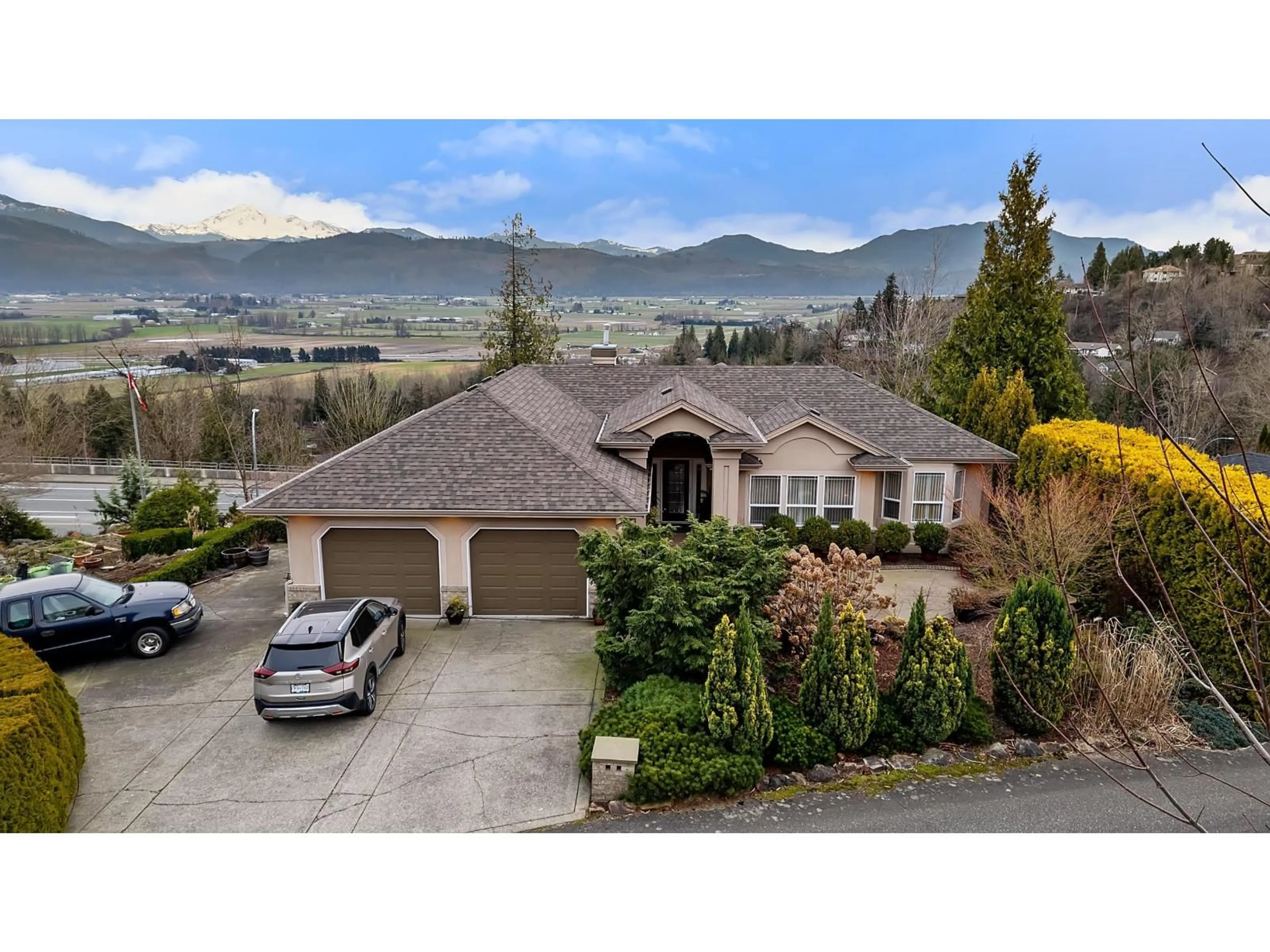 A pic from outside/outdoor area/front of a property/back of a property/a pic from drone, mountain view for 36046 SPYGLASS COURT, Abbotsford British Columbia V3G2W7