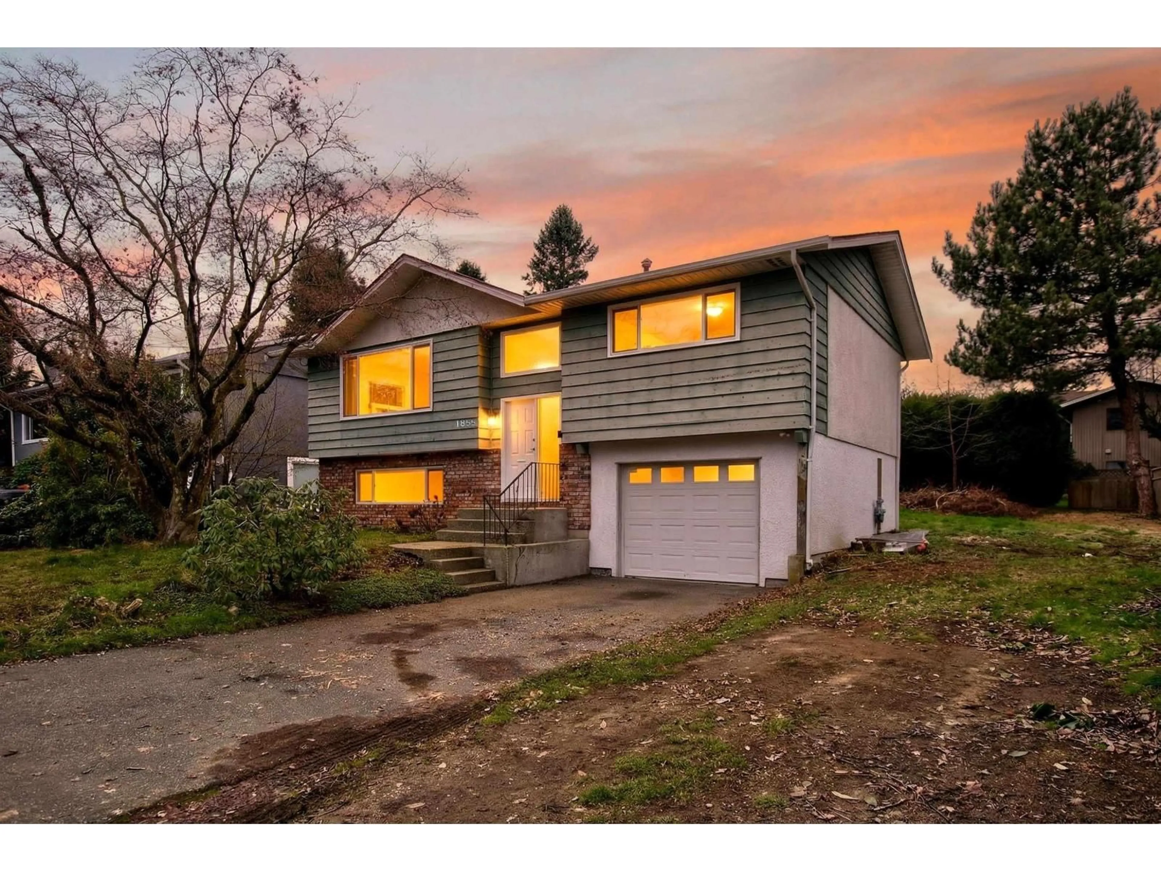 Home with vinyl exterior material, street for 1855 156 STREET, Surrey British Columbia V4A4T5