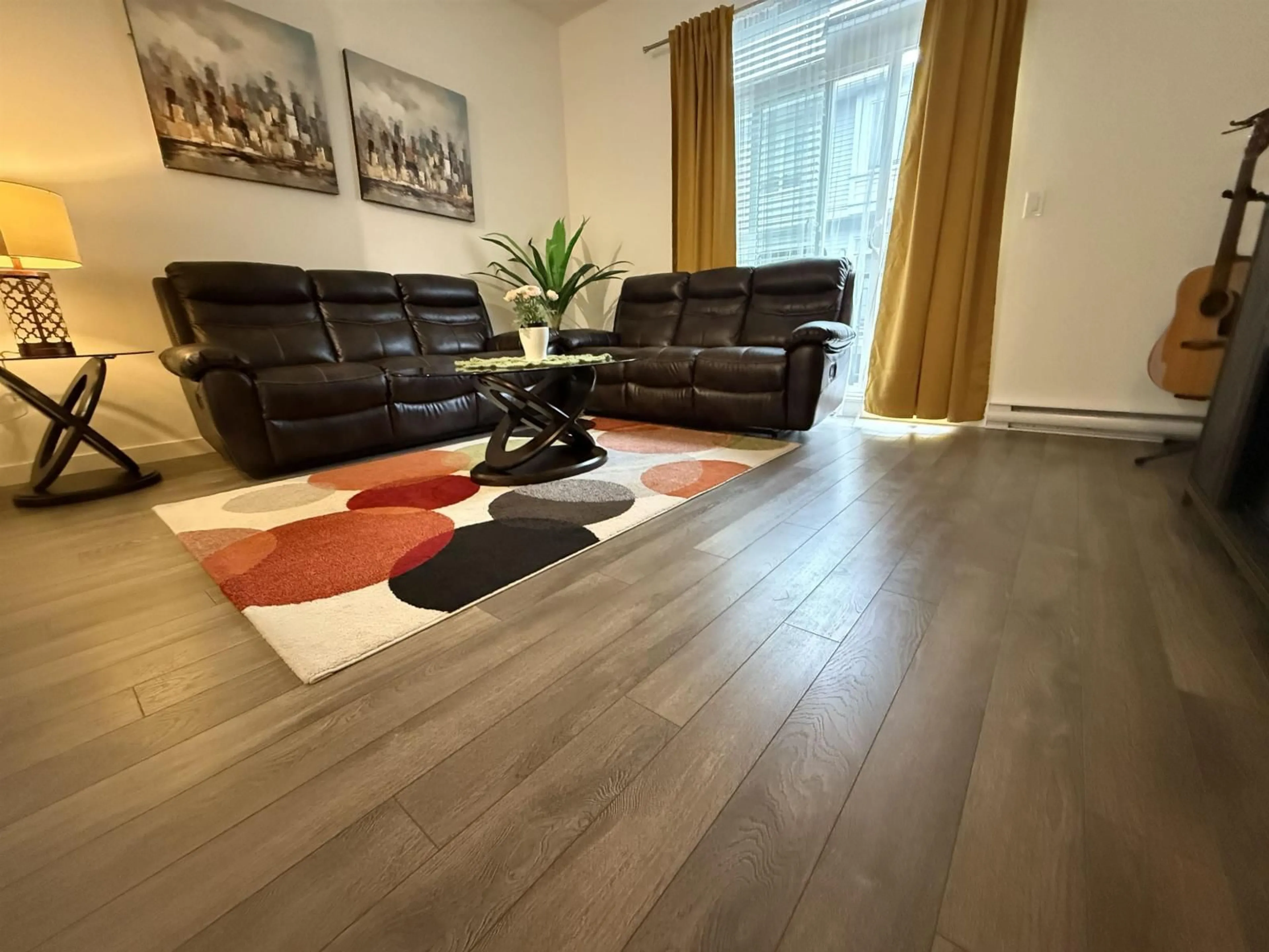 Living room with furniture, wood/laminate floor for 115 - 8168 136A STREET, Surrey British Columbia V3W2Z6