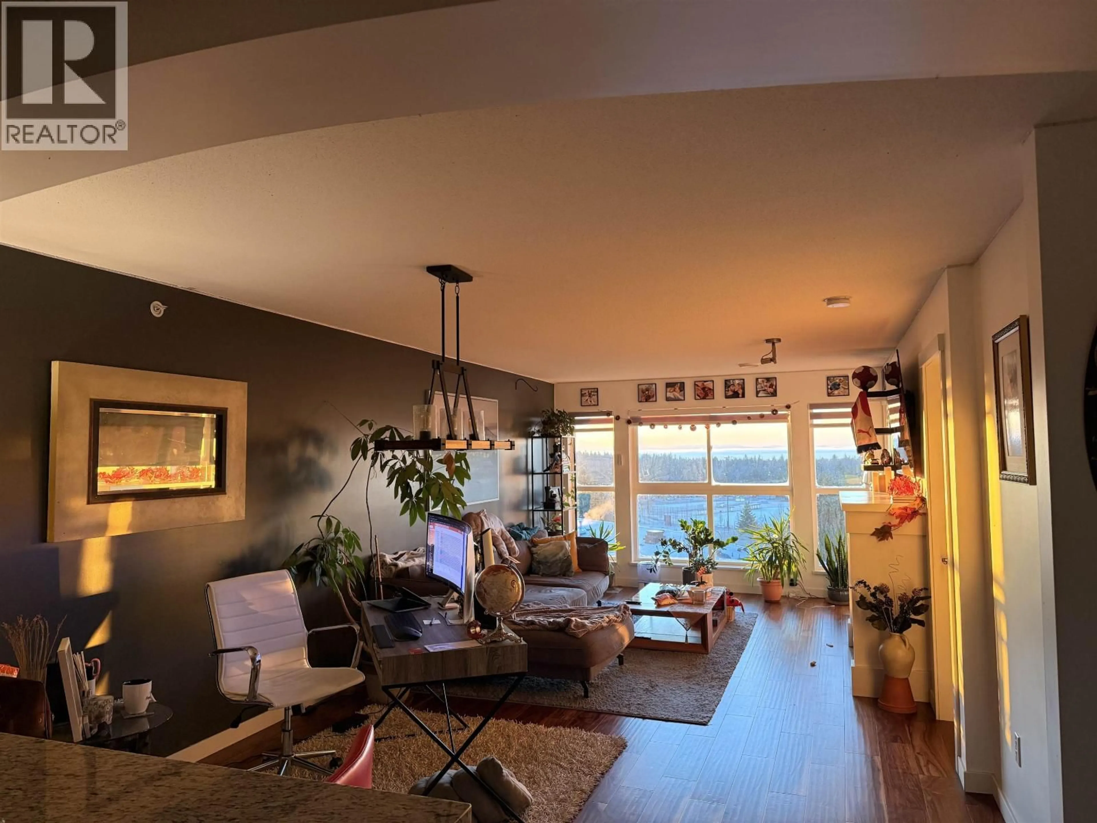 Living room with furniture, wood/laminate floor for 402 - 3082 DAYANEE SPRINGS BOULEVARD, Coquitlam British Columbia V3E0A3