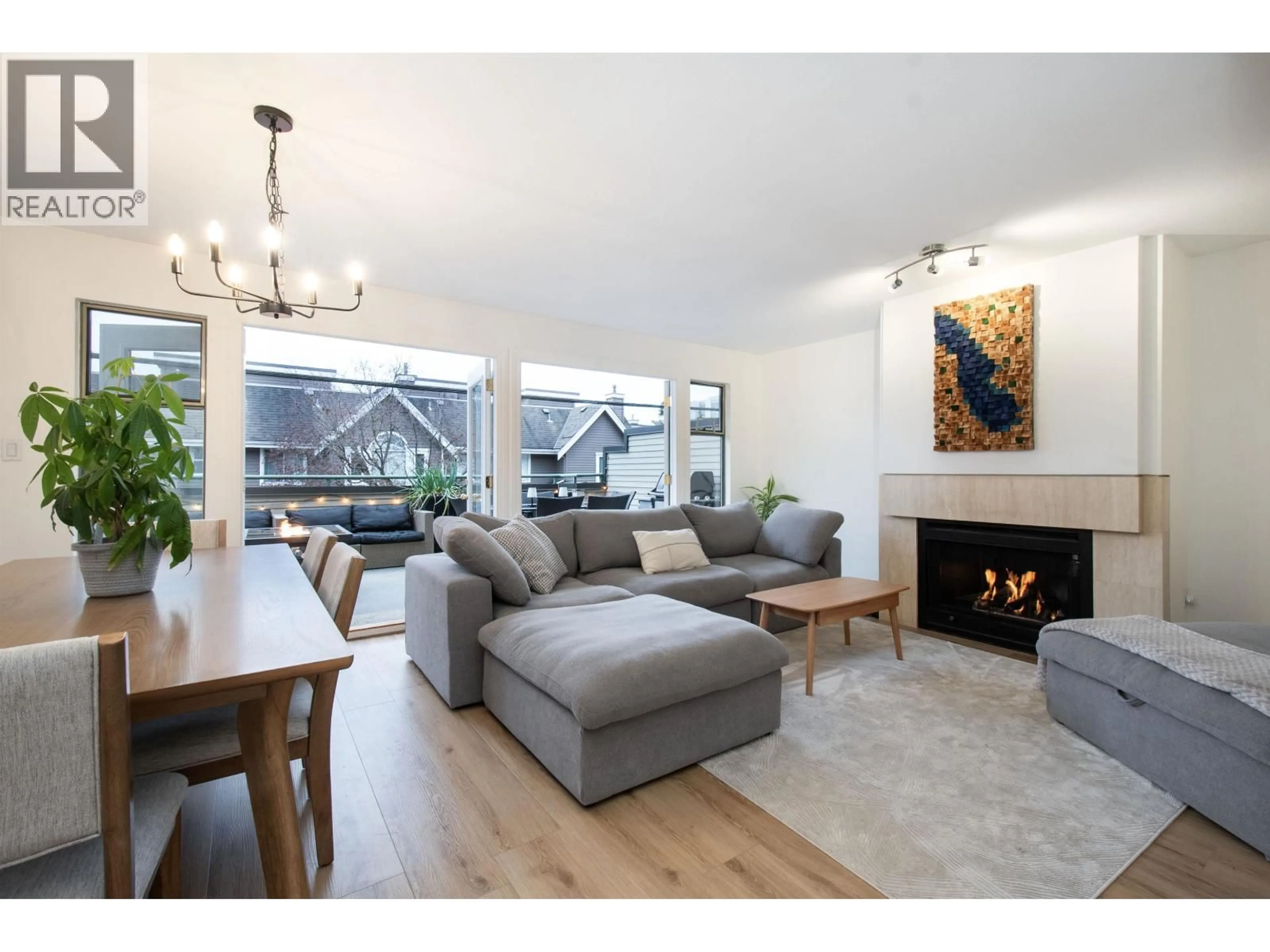 Living room with furniture, wood/laminate floor for 5 - 229 8TH STREET, North Vancouver British Columbia V7L1Y9