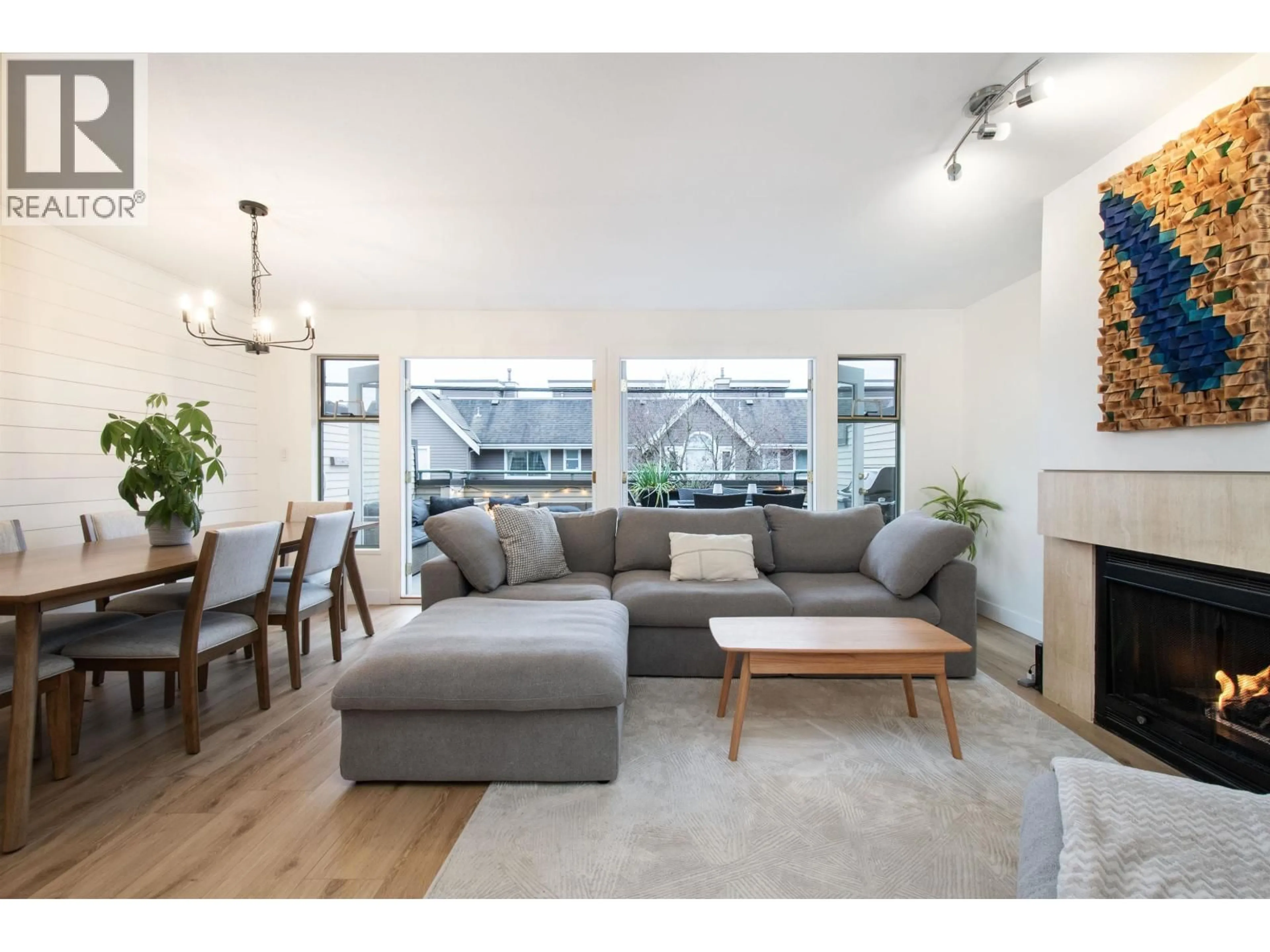 Living room with furniture, wood/laminate floor for 5 - 229 8TH STREET, North Vancouver British Columbia V7L1Y9