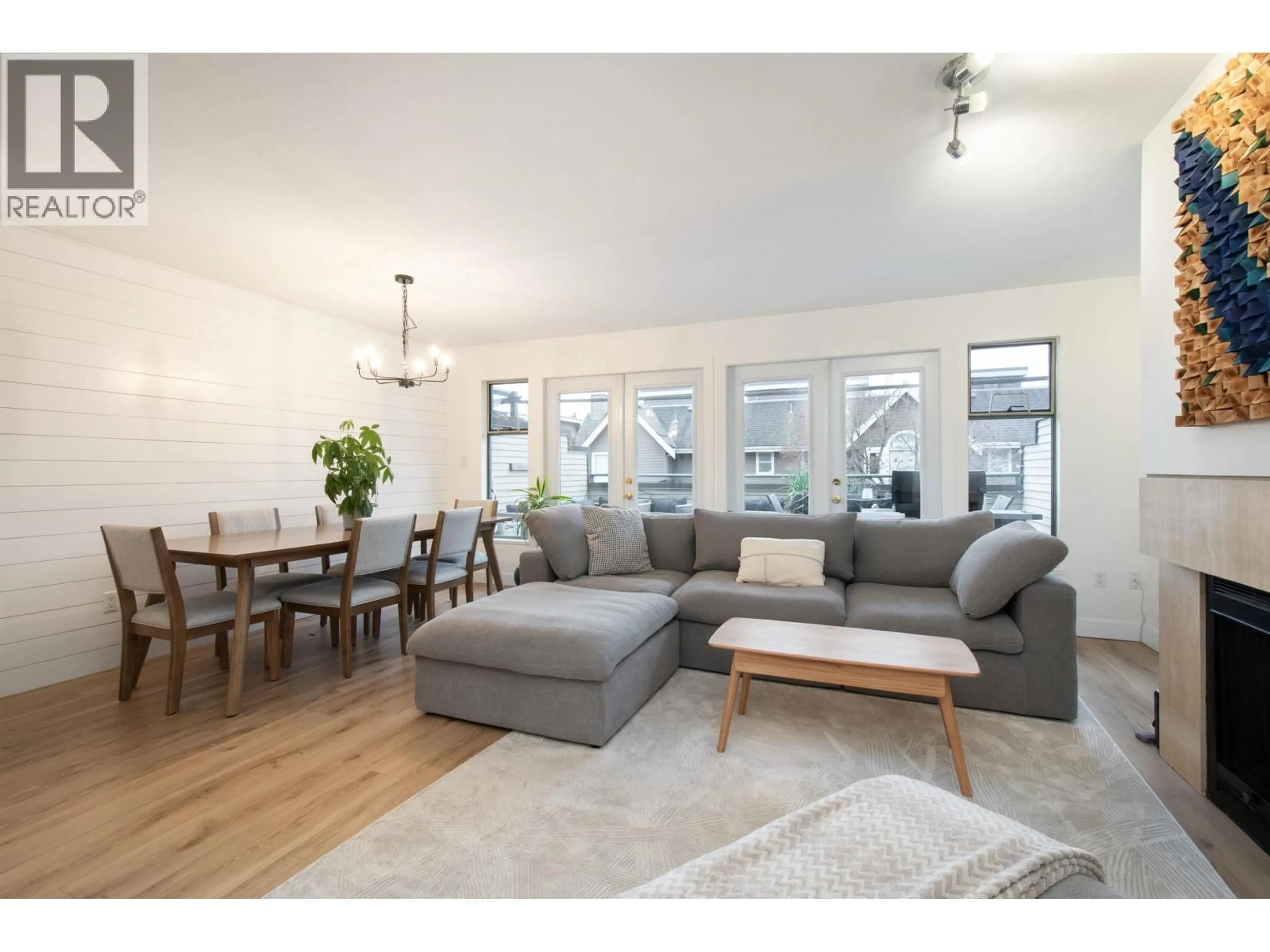 Living room with furniture, wood/laminate floor for 5 - 229 8TH STREET, North Vancouver British Columbia V7L1Y9