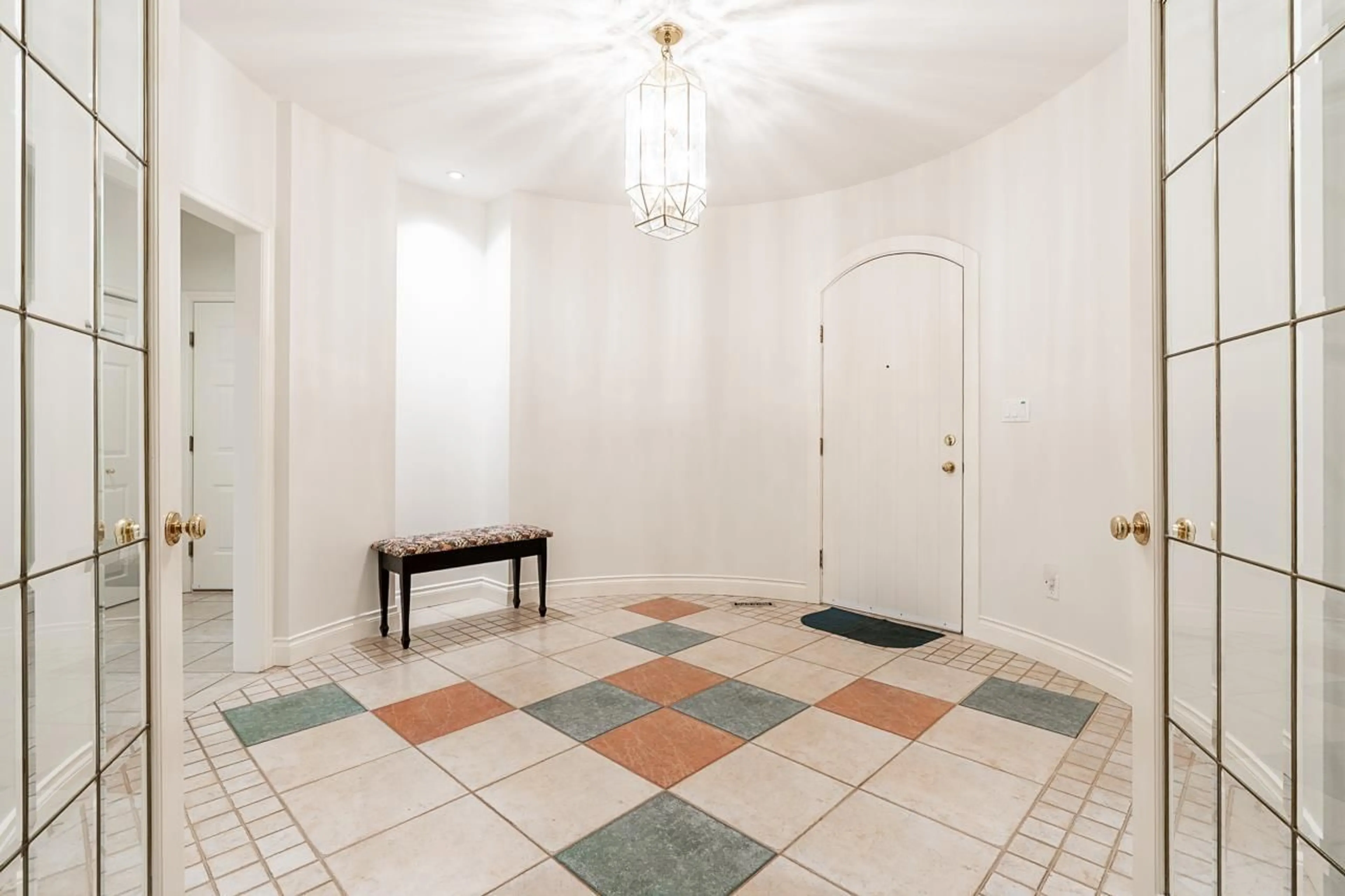 Indoor foyer for 12570 18 AVENUE, Surrey British Columbia V4A1V7