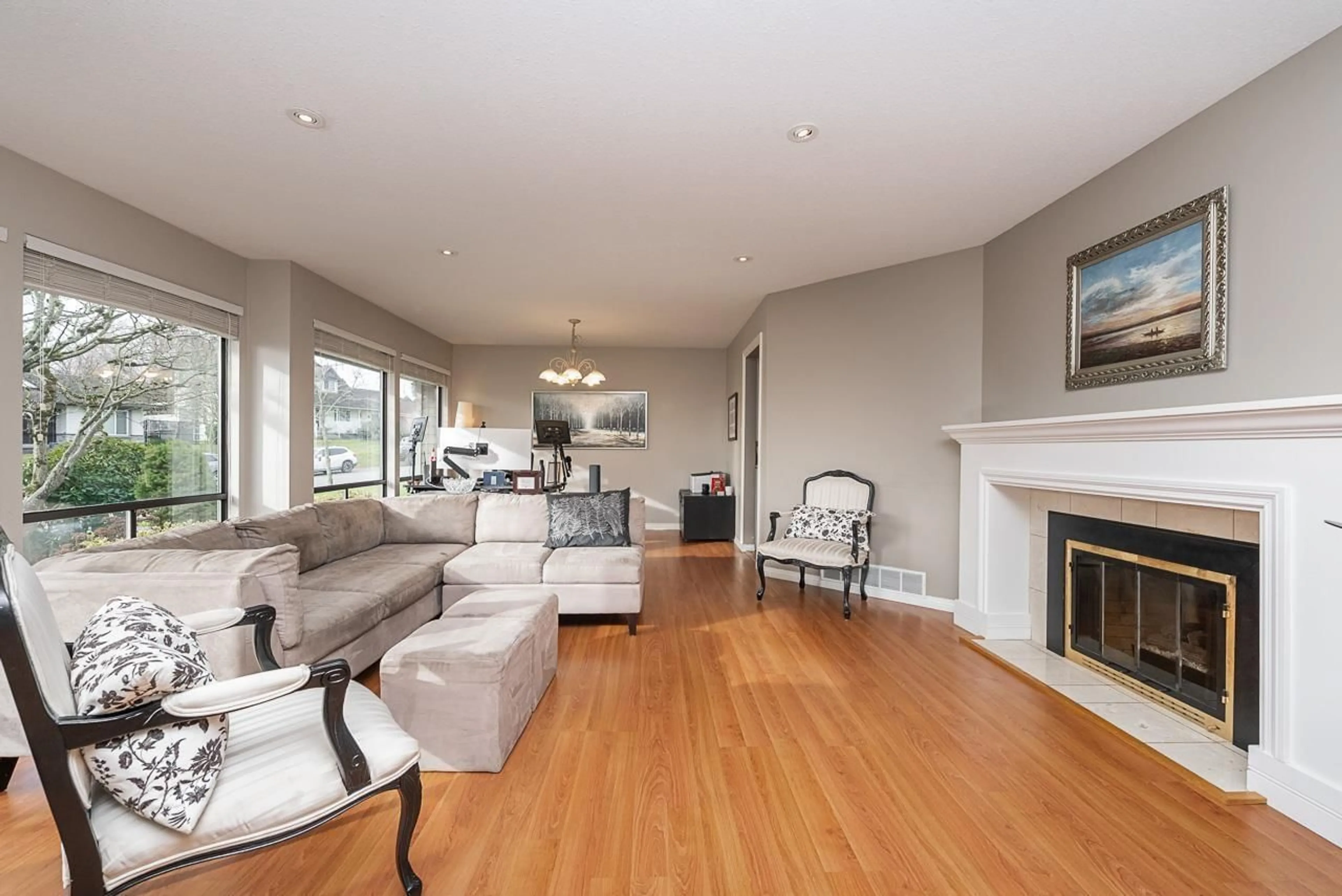 Living room with furniture, wood/laminate floor for 5690 SUNRISE CRESCENT WEST, Surrey British Columbia V3S7M4