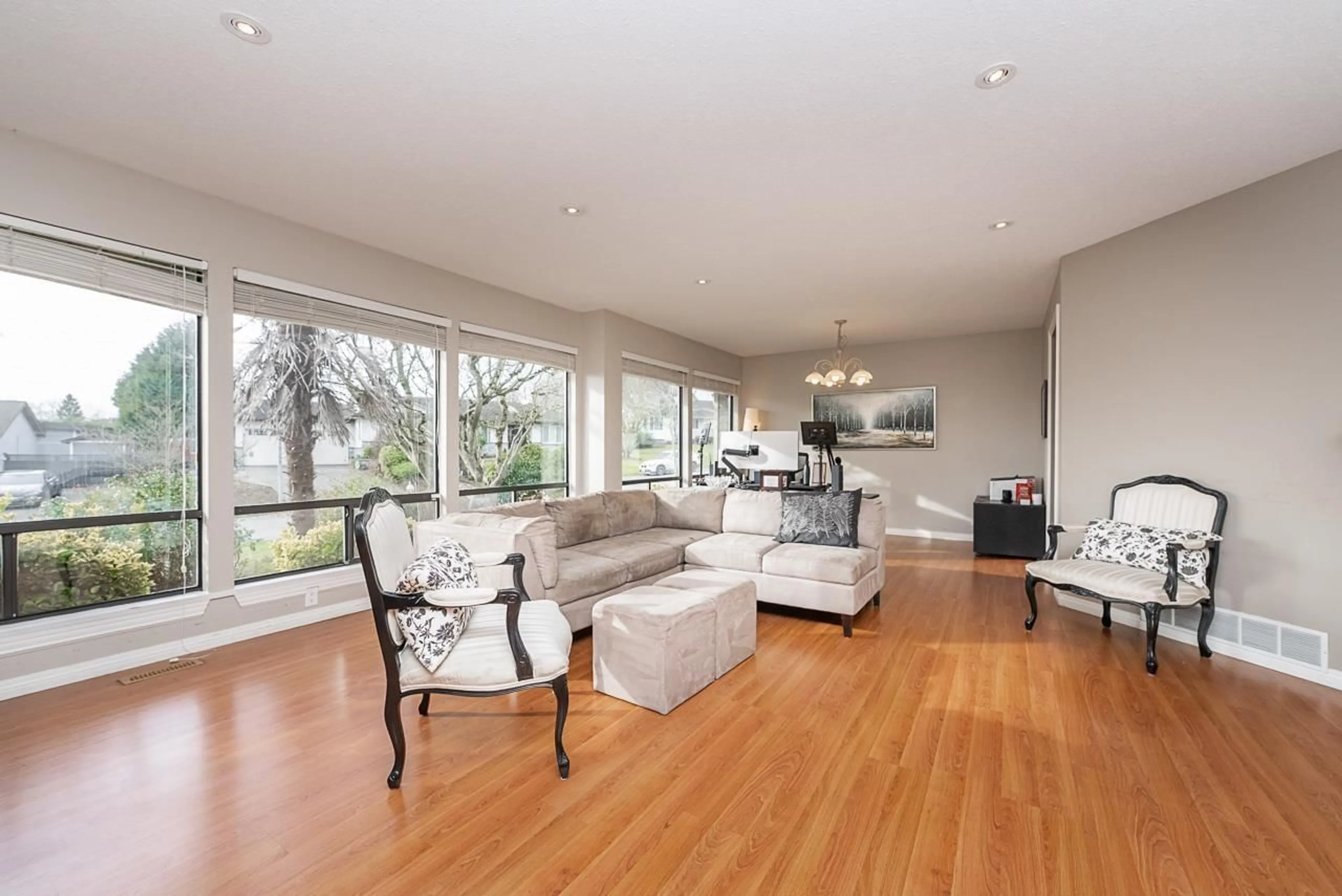 Living room with furniture, wood/laminate floor for 5690 SUNRISE CRESCENT WEST, Surrey British Columbia V3S7M4