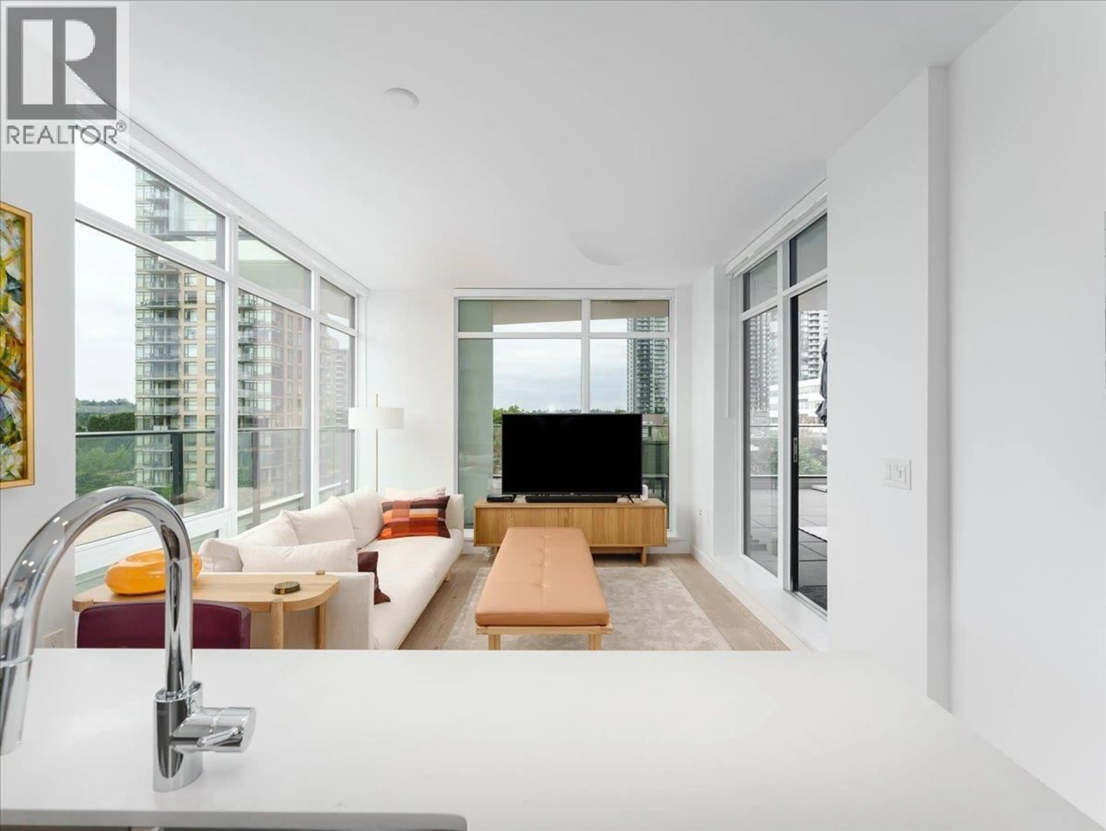 Living room with furniture, unknown for 502 - 2181 MADISON AVENUE, Burnaby British Columbia V5C0N4