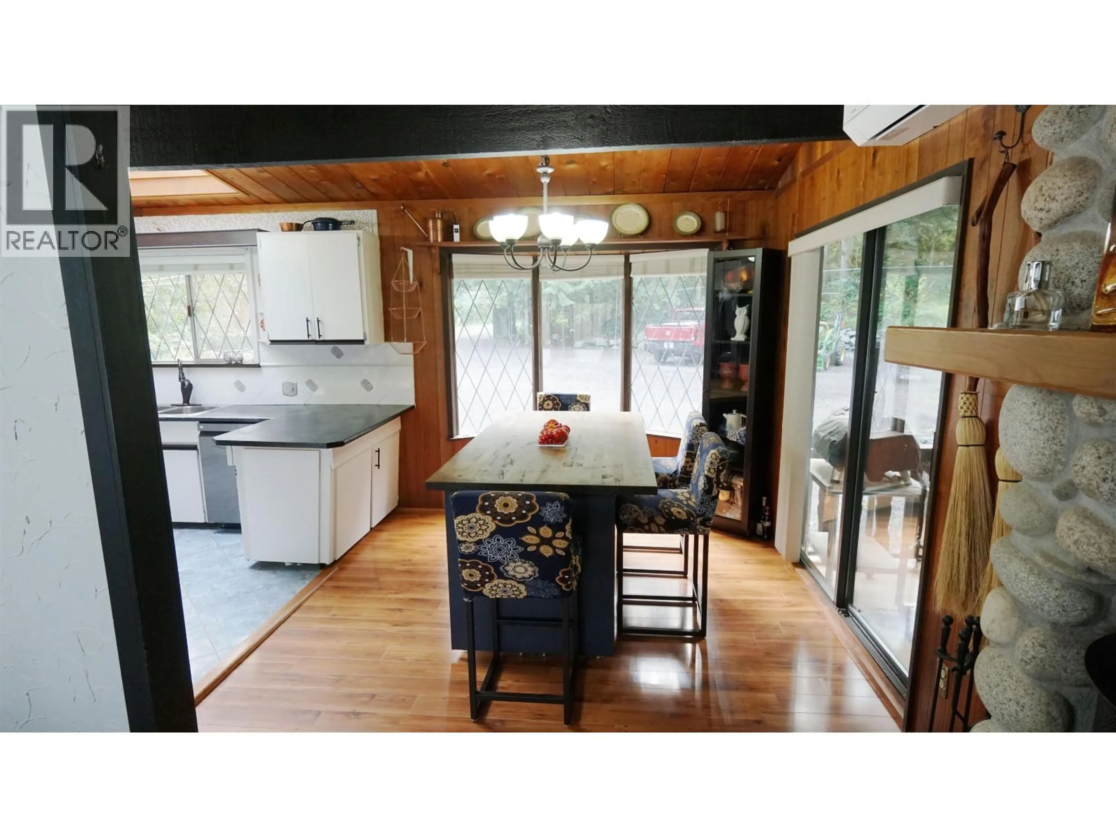 Open concept kitchen, wood/laminate floor for 25855 112 AVENUE, Maple Ridge British Columbia V2W1H1