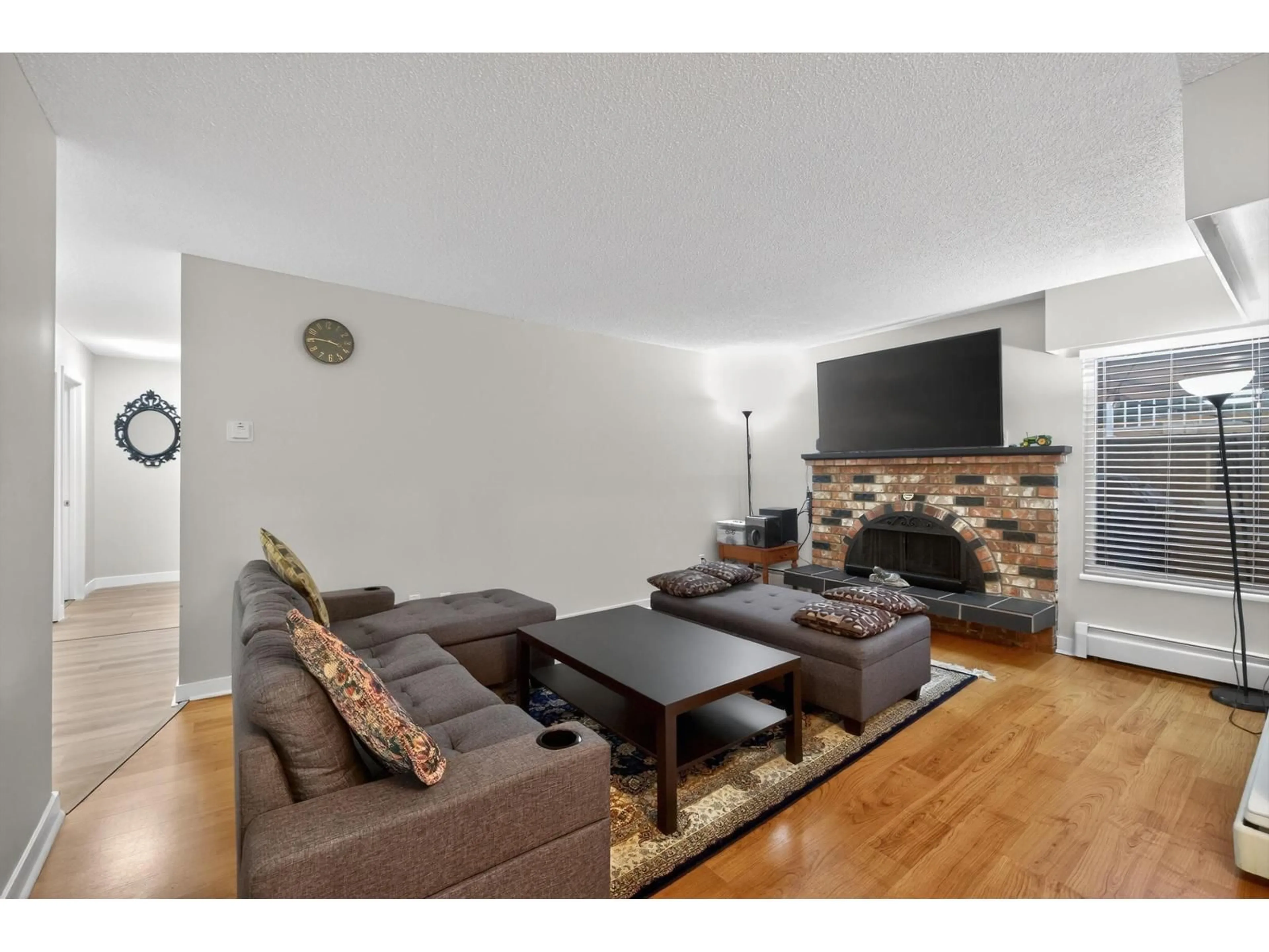 Living room with furniture, wood/laminate floor for 104 - 1390 MARTIN STREET, White Rock British Columbia V4B3W5